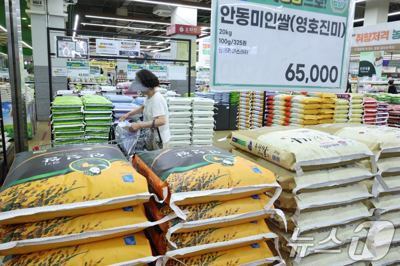 본문 이미지 - 1일 서울 서초구 하나로마트 양재점을 찾은 시민들이 쌀을 고르고 있다. 대한민국은 이번 미국과의 관세 협상에서 쌀·소고기 추가 개방 없이 상호관세를 25%에서 15%로 낮췄다. 2025.8.1/뉴스1 ⓒ News1 신웅수 기자