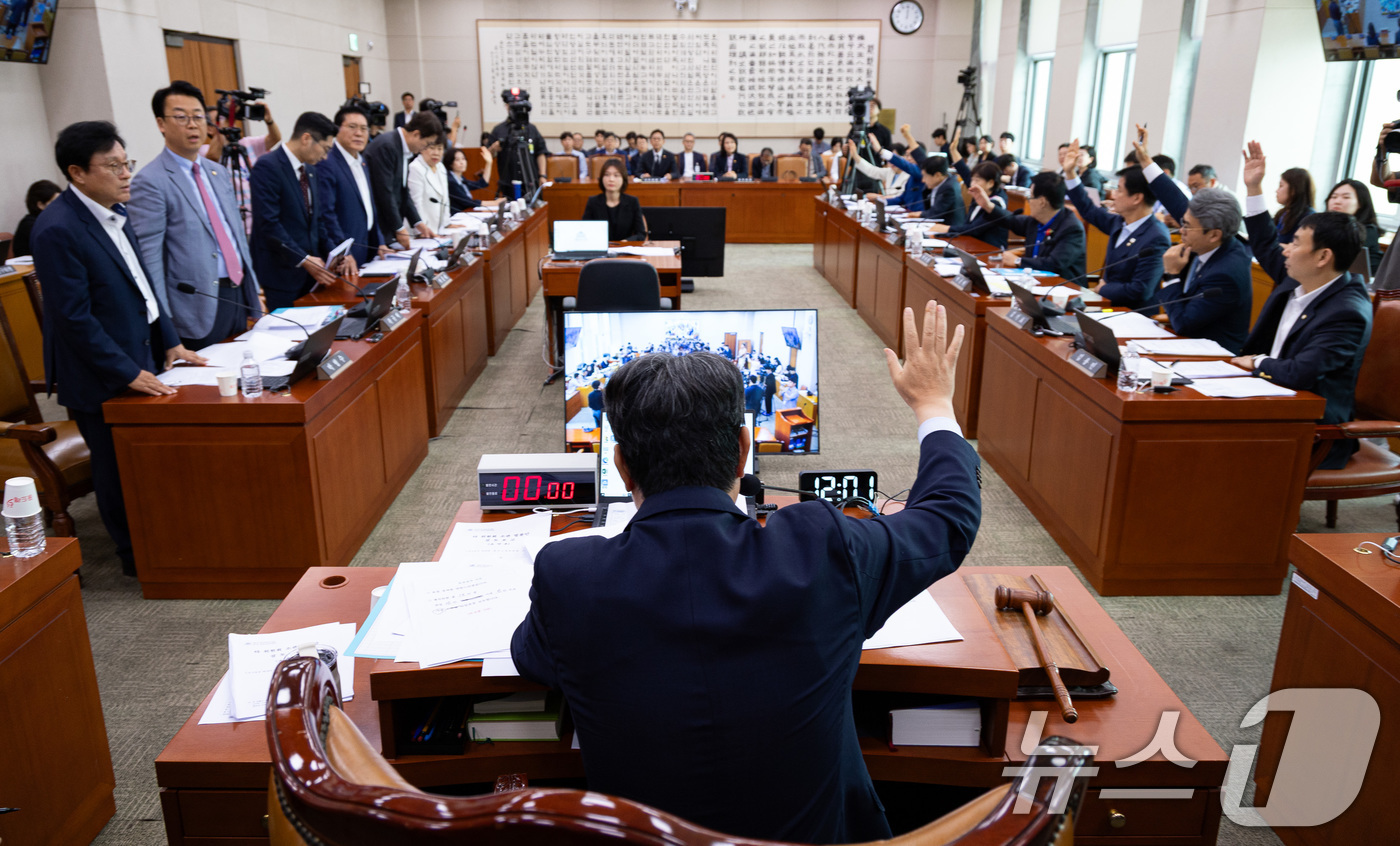 (서울=뉴스1) 유승관 기자 = 1일 서울 여의도 국회에서 열린 제427회 국회(임시회) 법제사법위원회 제5차 전체회의에서 방송법 등이 거수표결로 통과되고 있다. 2025.8.1/ …