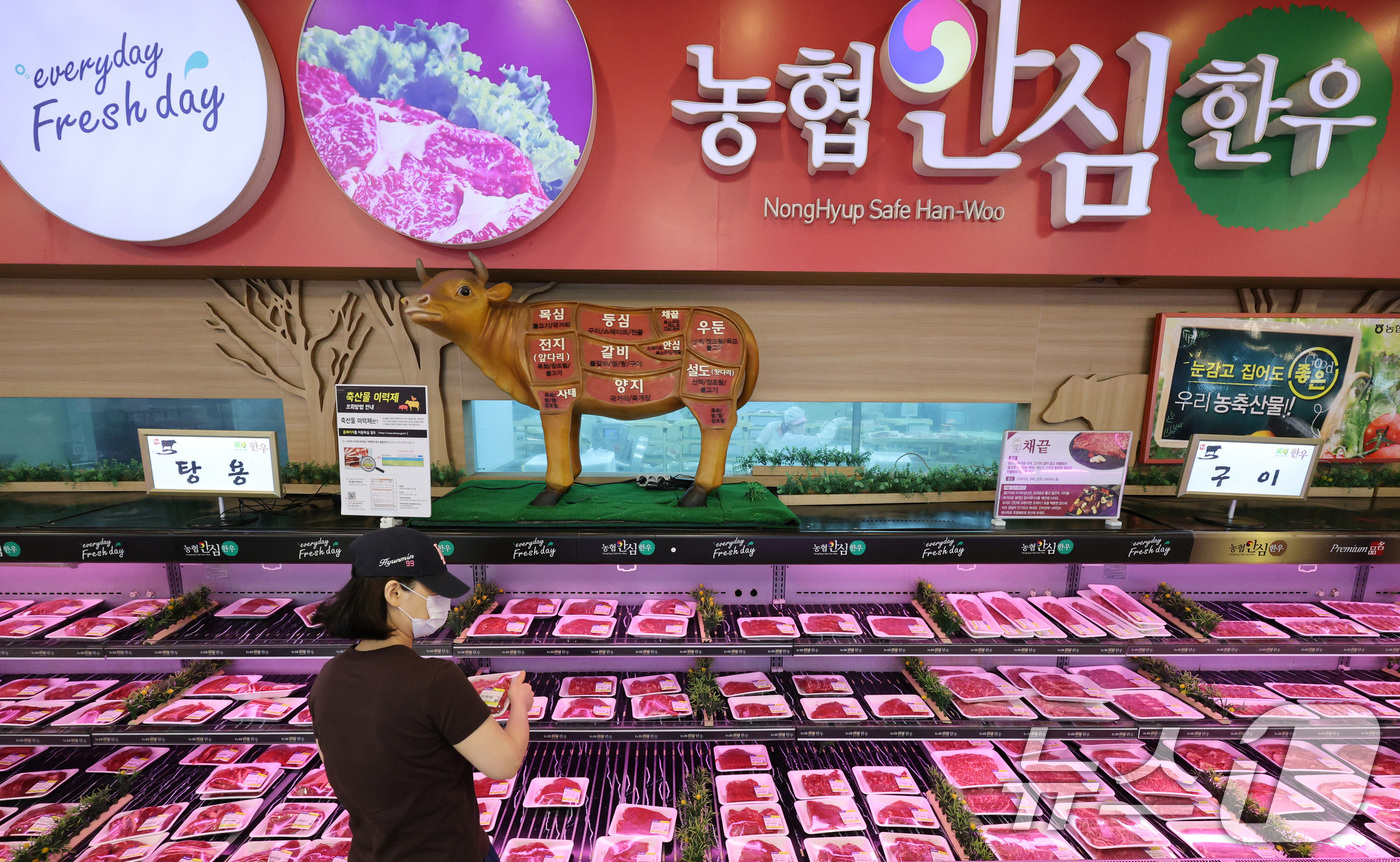 (서울=뉴스1) 신웅수 기자 = 1일 서울 서초구 하나로마트 양재점을 찾은 시민들이 한우를 고르고 있다.대한민국은 이번 미국과의 관세 협상에서 쌀·소고기 추가 개방 없이 상호관세를 …