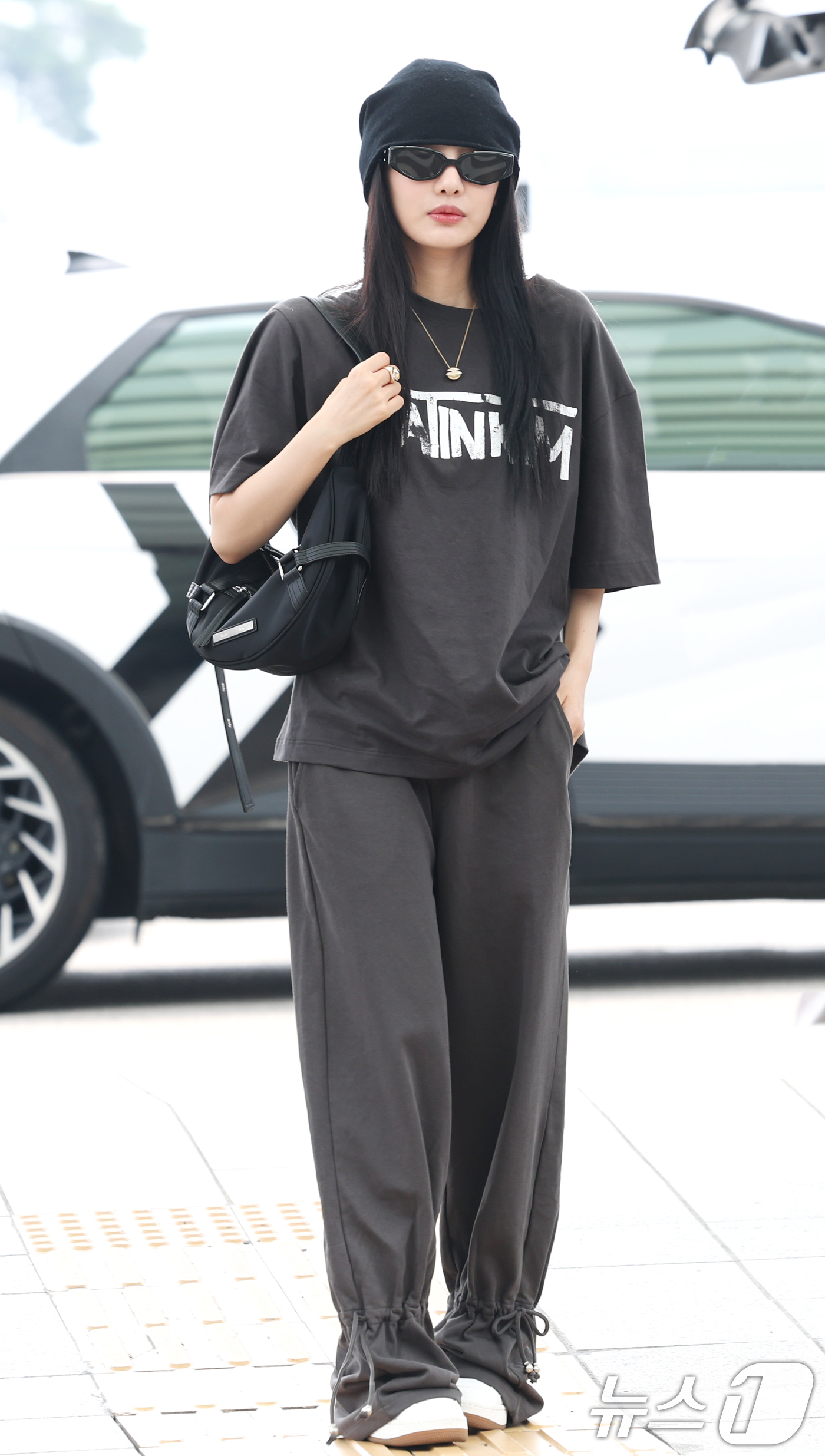 (인천공항=뉴스1) 권현진 기자 = 에스파 닝닝이 1일 오전 해외 일정을 위해 인천국제공항을 통해 미국 LA로 출국하고 있다.  2025.8.1/뉴스1