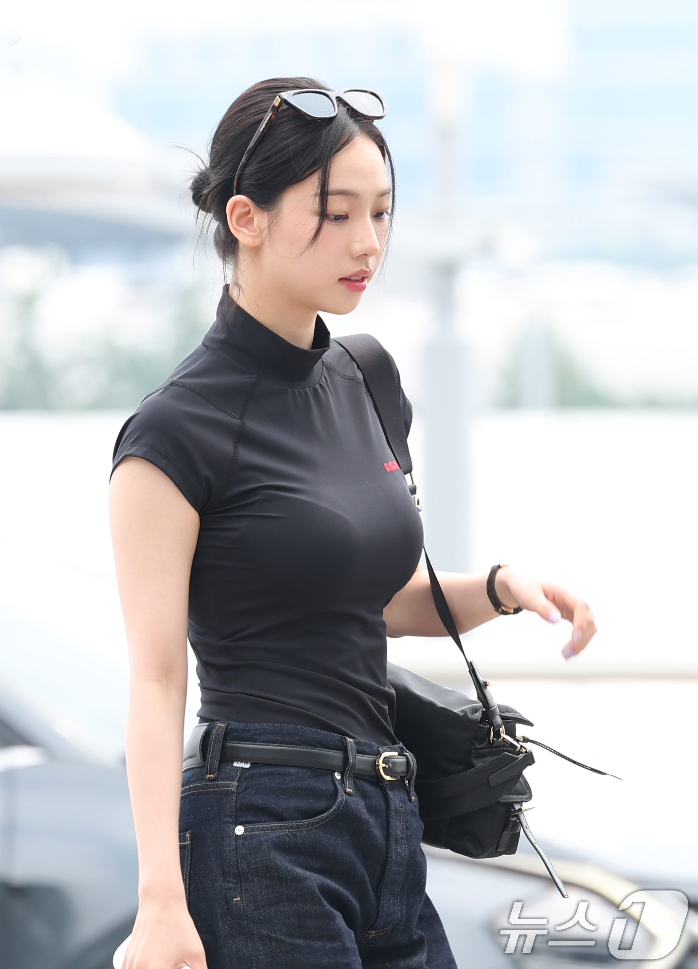 (인천공항=뉴스1) 권현진 기자 = 에스파 카리나가 1일 오전 해외 일정을 위해 인천국제공항을 통해 미국 LA로 출국하고 있다.  2025.8.1/뉴스1