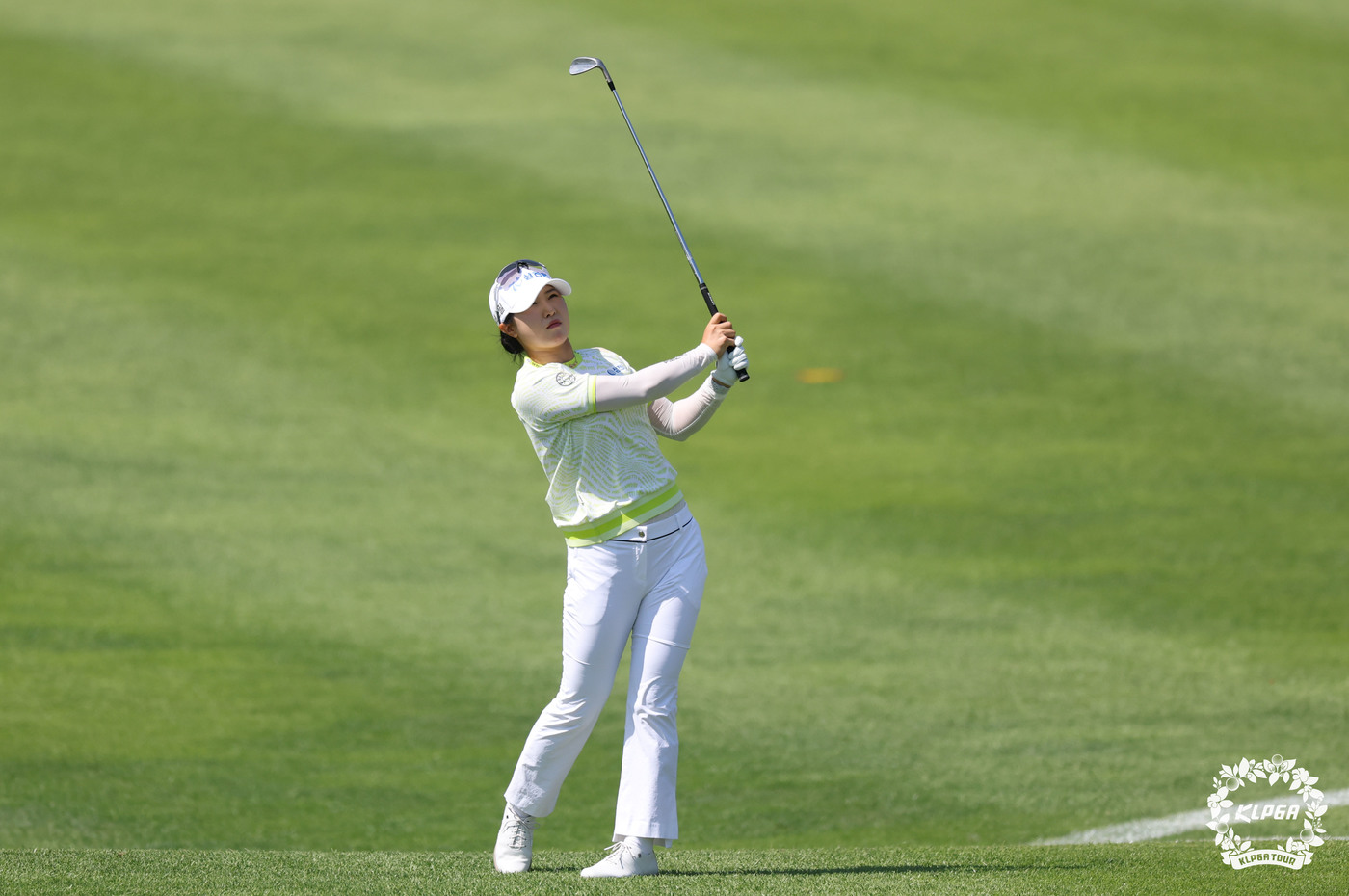 (서울=뉴스1) 이연주 기자 = 고지우가 1일 강원 원주 오로라 골프&리조트에서 열린 '2025 오로라월드 레이디스 챔피언십' 2라운드 14번 홀에서 아이언샷을 하고 있다. (KL …