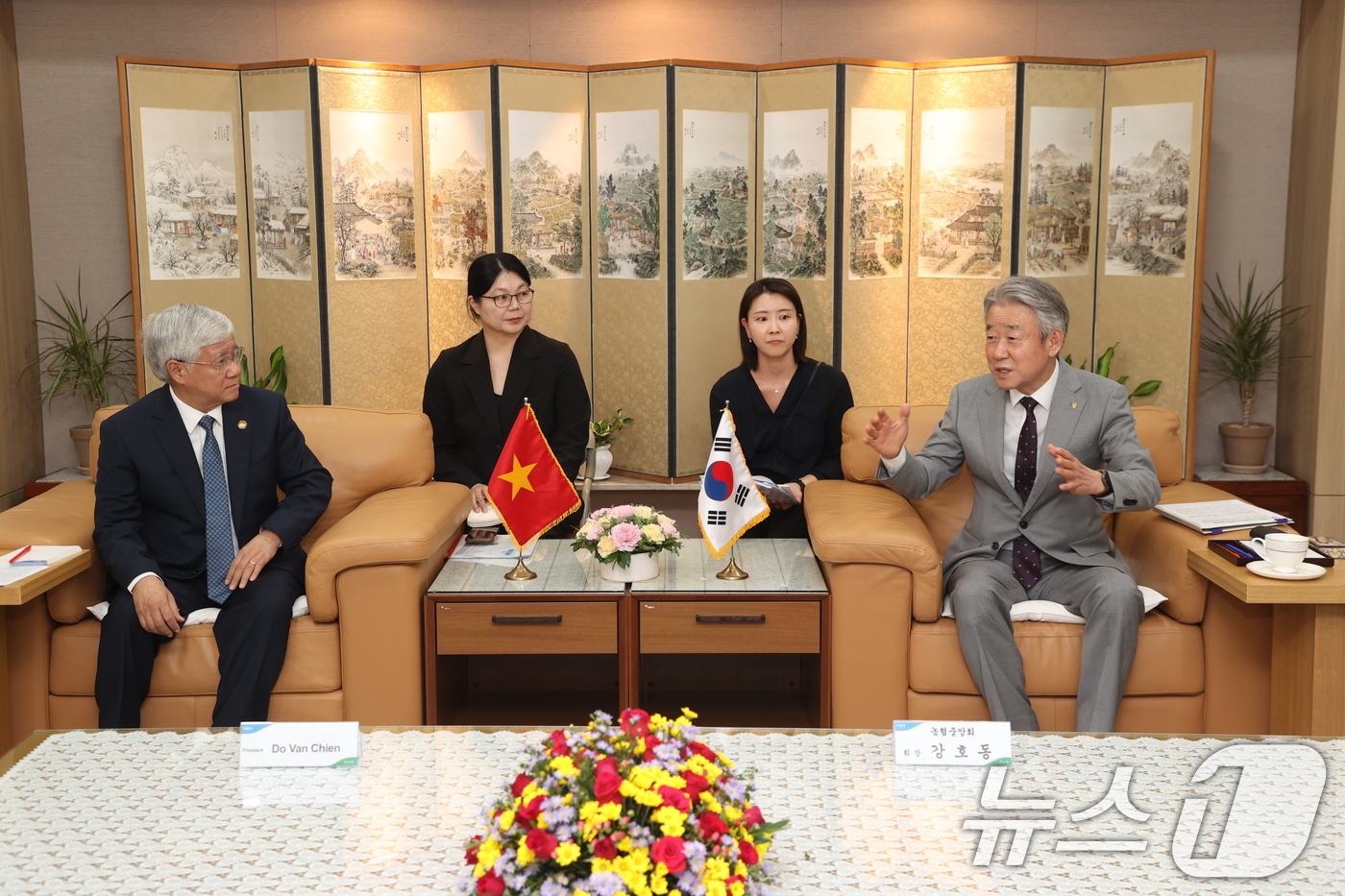 (서울=뉴스1) 이연주 기자 = 강호동 농협중앙회 회장이 지난달 31일 서울 중구 농협중앙회 본관에서 도 반 찌엔 베트남 조국전선중앙위원회 위원장과 양국 농업분야 상호발전 방향에 …