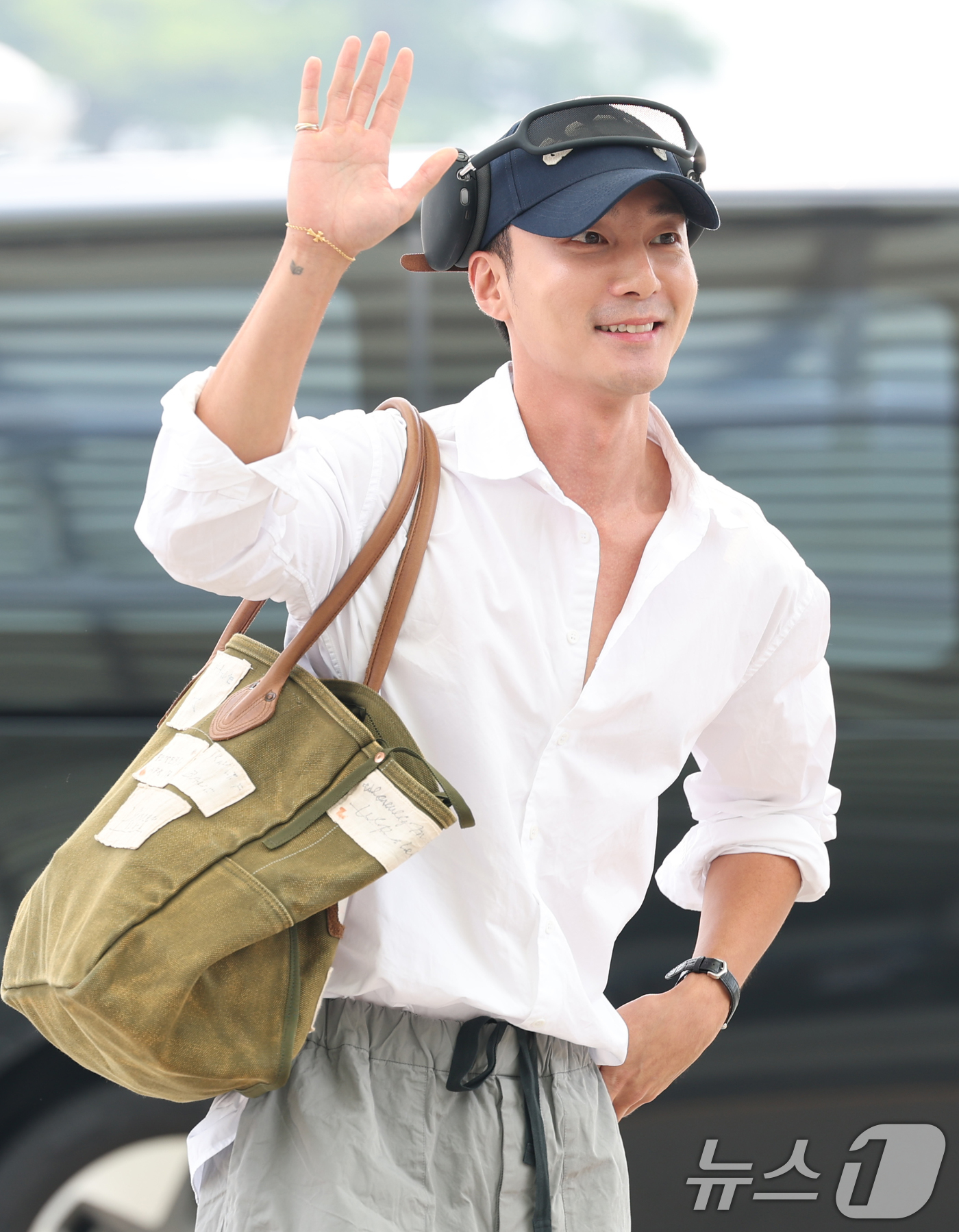 (인천공항=뉴스1) 권현진 기자 = 가수 로이킴이 1일 오전 해외 일정을 위해 인천국제공항을 통해 미국 LA로 출국하고 있다.  2025.8.1/뉴스1