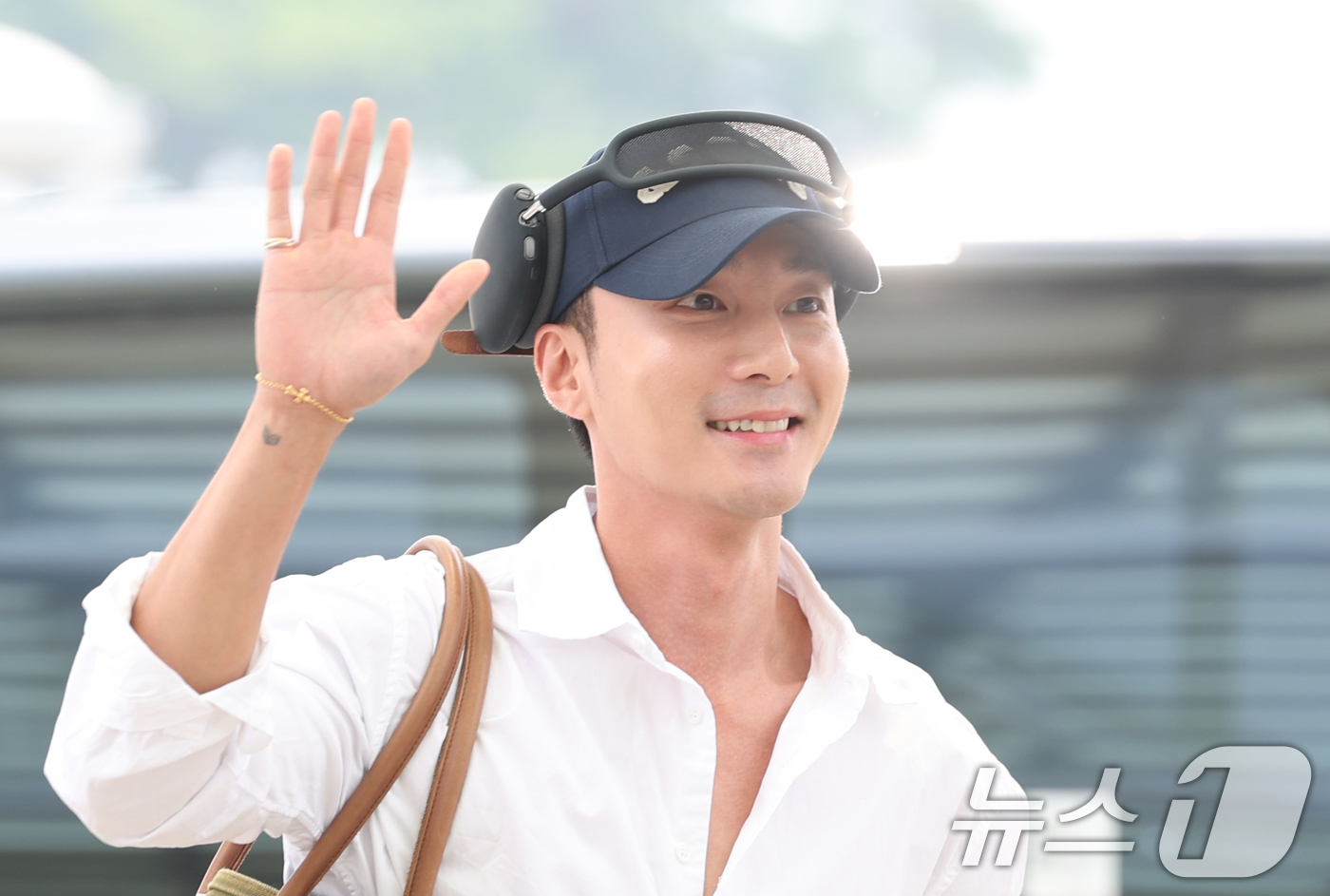 (인천공항=뉴스1) 권현진 기자 = 가수 로이킴이 1일 해외 일정을 위해 인천국제공항을 통해 미국 LA로 출국하고 있다. 2025.8.1/뉴스1