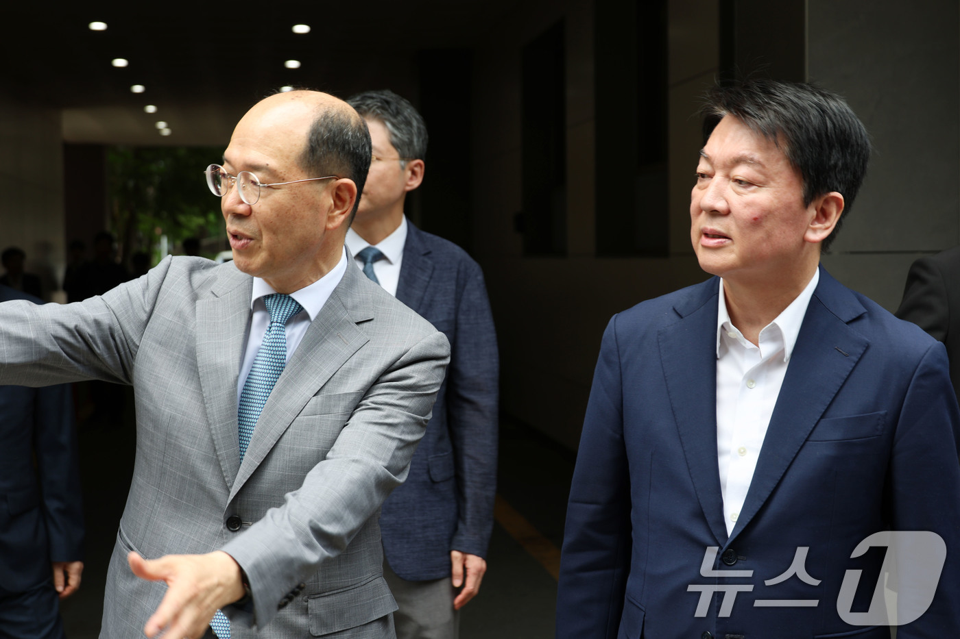 (서울=뉴스1) = 안철수 국민의힘 당대표 후보가 1일 오전 윤석열 전 대통령 구속으로 폭력 사태가 발생했던 서울 마포구 서울서부지방법원을 찾아 폭력 사태 현장을 둘러보고 있다.( …