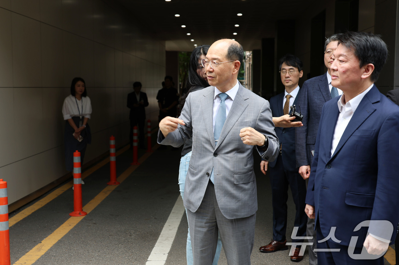 (서울=뉴스1) = 안철수 국민의힘 당대표 후보가 1일 오전 윤석열 전 대통령 구속으로 폭력 사태가 발생했던 서울 마포구 서울서부지방법원을 찾아 폭력 사태 현장을 둘러보고 있다.( …