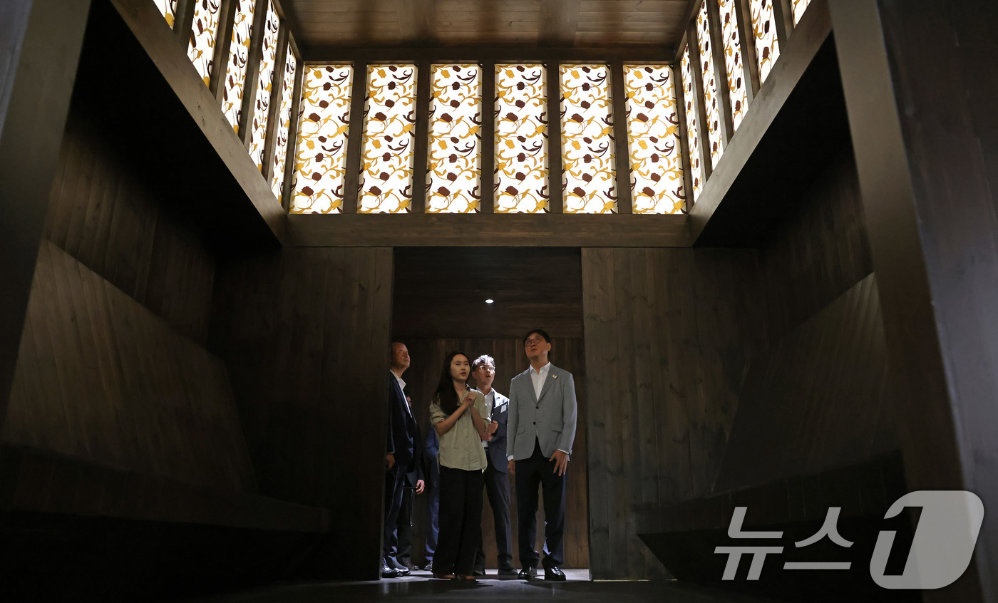 (서울=뉴스1) 이연주 기자 = 최휘영 문화체육관광부 장관이 1일 취임 후 첫 일정으로 아시아태평양경제협력체(APEC) 정상회의 개최지인 경주를 찾아 우양미술관을 살펴보고 있다. …