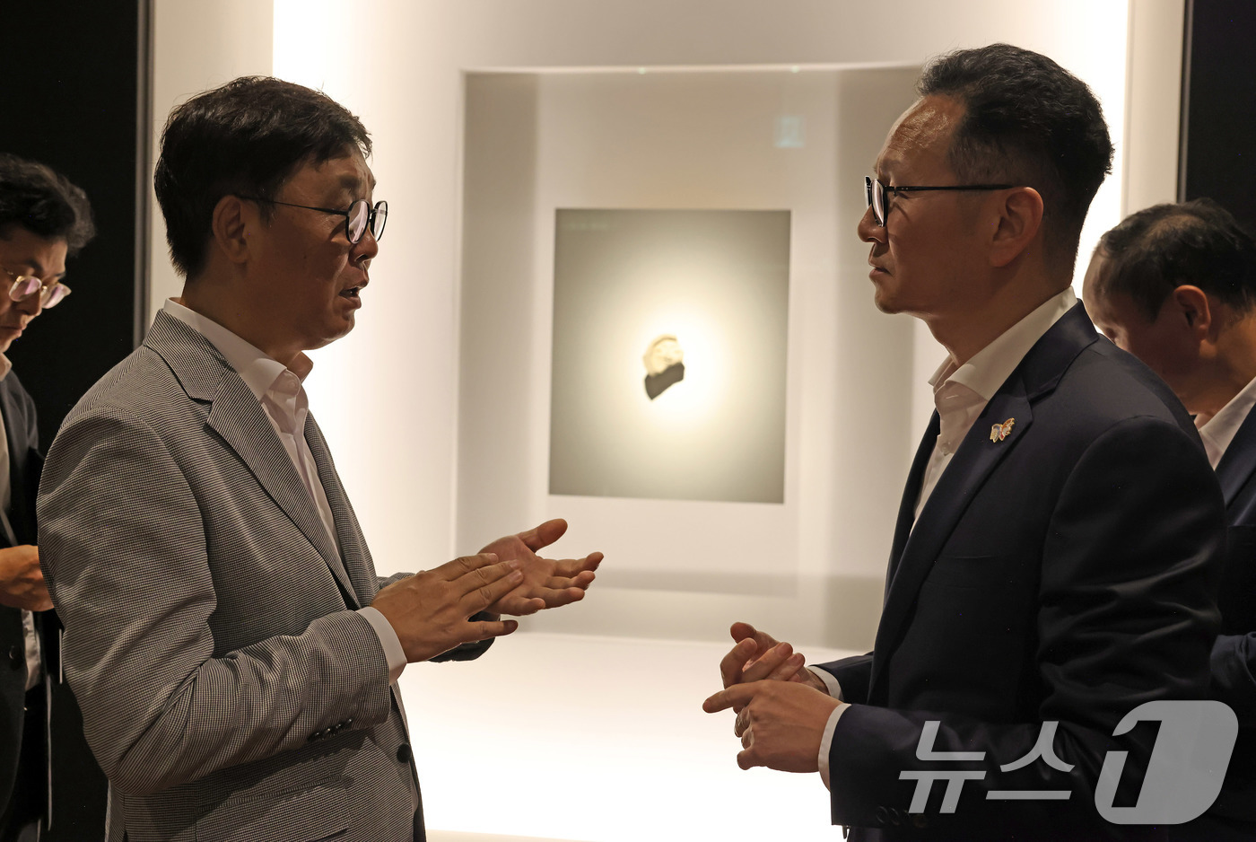 (서울=뉴스1) 이연주 기자 = 최휘영 문화체육관광부 장관이 1일 취임 후 첫 일정으로 아시아태평양경제협력체(APEC) 정상회의 개최지인 경주를 찾아 국립경주박물관을 살펴보고 있다 …