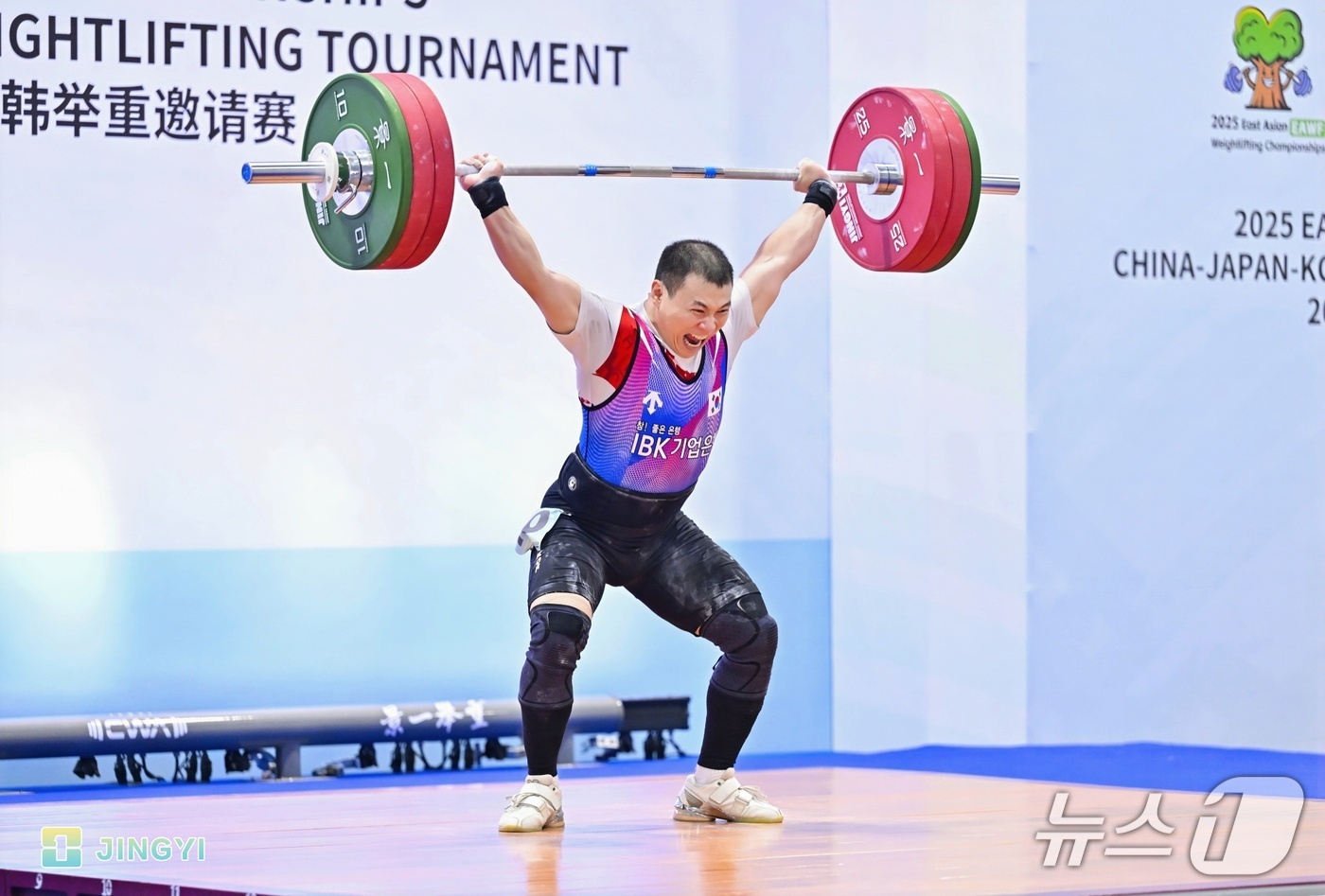 (서울=뉴스1) = 정한솔이 지난 31일 중국 푸저우에서 열린 동아시아역도선수권 남자 79㎏급 경기에서 바벨을 들고 있다.정한솔은 제2회 동아시아역도선수권대회 남자 79㎏급 경기에 …