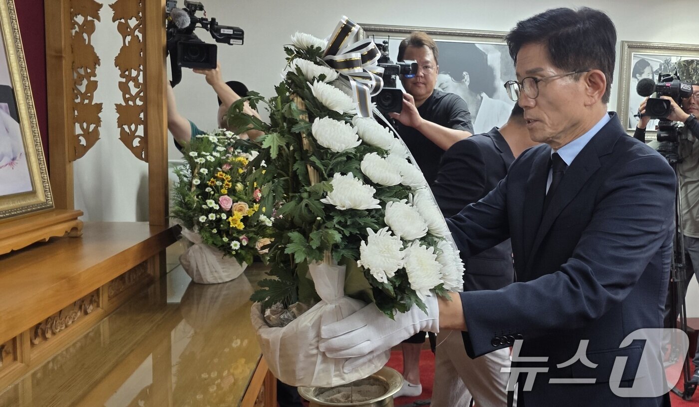 본문 이미지 - 김문수 국민의힘 당대표 후보가 1일 경북 구미 박정희 대통령 생가를 방문해 추모관에서 박 전 대통령 내외 영전에 헌화하고 있다. 2025.8.1/뉴스1 ⓒ News1 정우용 기자