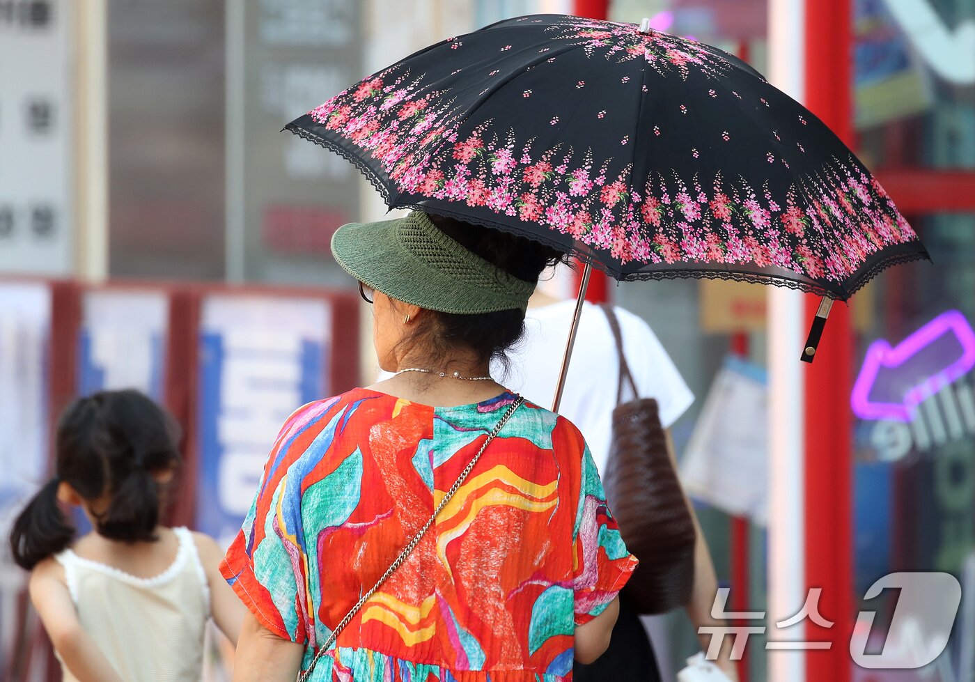 본문 이미지 - 폭염이 계속된 1일 대구 중구 동성로에서 시민들이 양산을 펼쳐 뙤약볕을 가린 채 발걸음을 옮기고 있다. 2025.8.1/뉴스1 ⓒ News1 공정식 기자