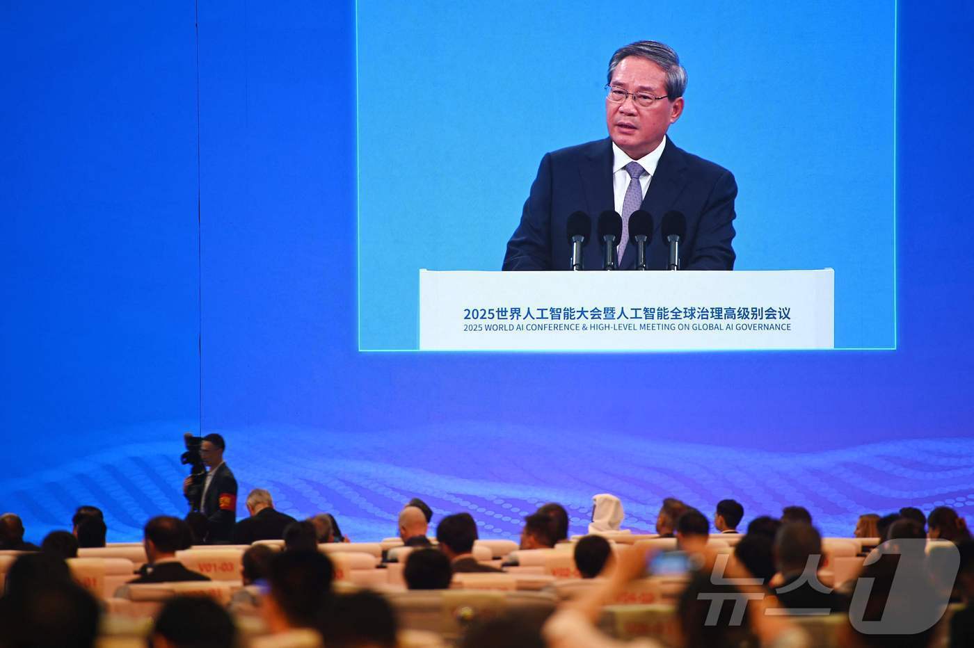 본문 이미지 - 리창 중국 국무원 총리가 26일 상하이에서 열린 &#39;2025 세계 인공지능대회&#39;&#40;WAIC&#41; 개막식에 참석해 연설하고 있다. 2025.7.26. ⓒ AFP=뉴스1