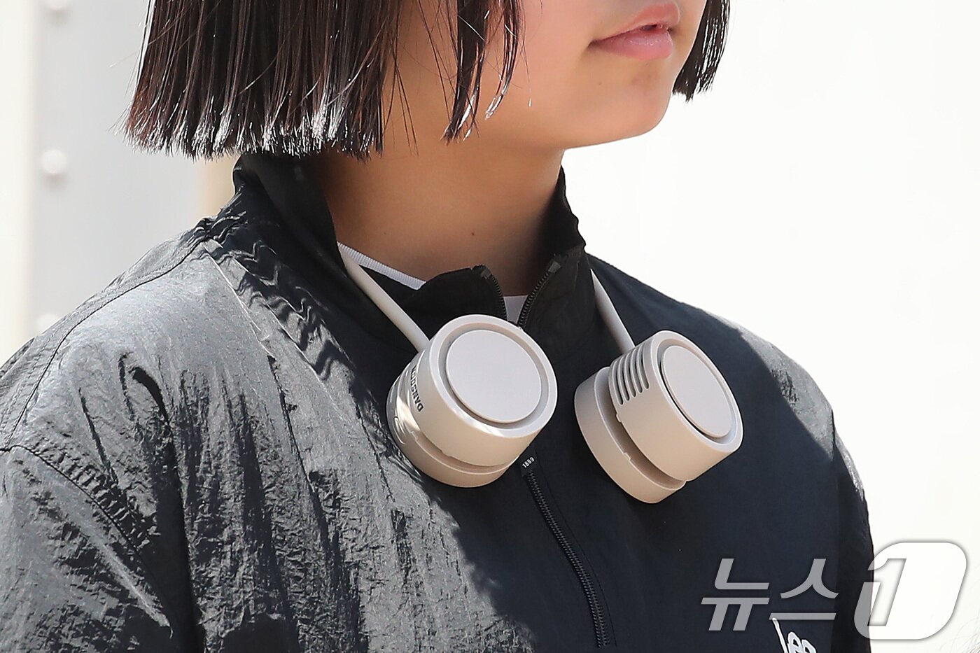 본문 이미지 - 폭염이 계속된 1일 대구 중구 동성로에서 한 시민이 목걸이형 선풍기 바람을 맞으며 발걸음을 옮기고 있다. 2025.8.1/뉴스1 ⓒ News1 공정식 기자