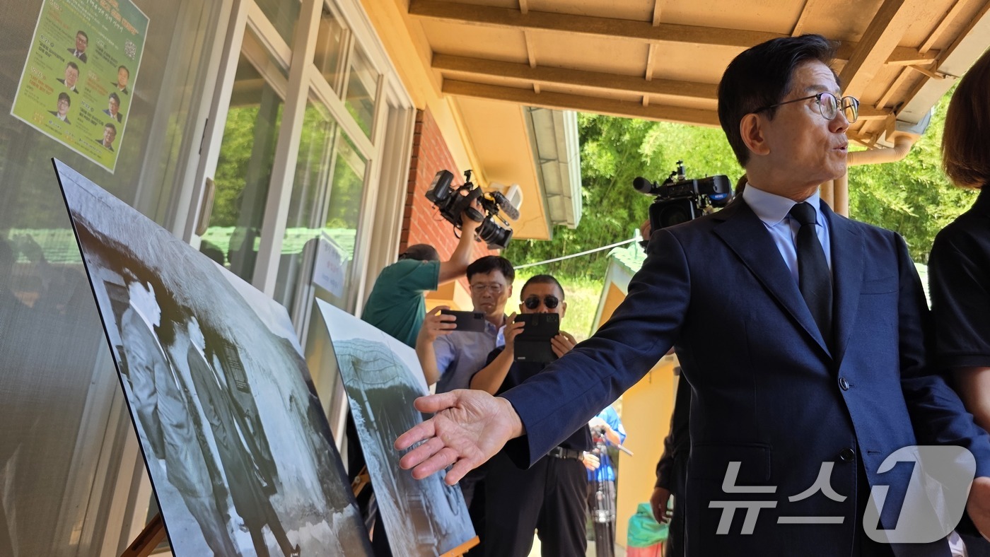 (구미=뉴스1) 정우용 기자 = 1일 경북 구미 박정희 대통령 생가를 방문한 김문수 국민의힘 당대표 후보가 생가를 둘러보고 있다. 2025.8.1/뉴스1