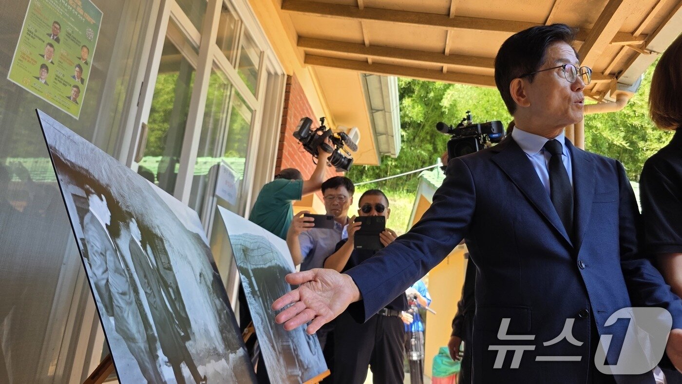 본문 이미지 - 1일 경북 구미시에 있는 박정희 대통령 생가를 방문한 김문수 국민의힘 당 대표 후보가 생가를 둘러보고 있다. 2025.8.1/뉴스1 ⓒ News1 정우용 기자