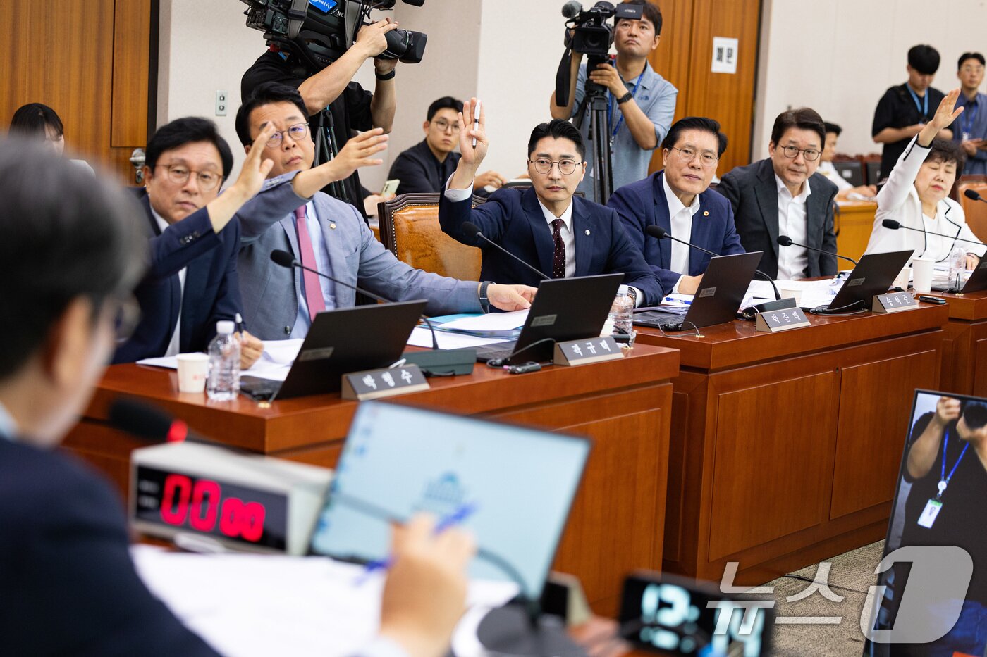 본문 이미지 - 국회 법제사법위원회 국민의힘 의원들이 지난 1일 서울 여의도 국회에서 열린 제427회 국회&#40;임시회&#41; 법제사법위원회 제5차 전체회의에서 노란봉투법에 대한 토론을 신청하고 있다. 2025.8.1/뉴스1 ⓒ News1 유승관 기자