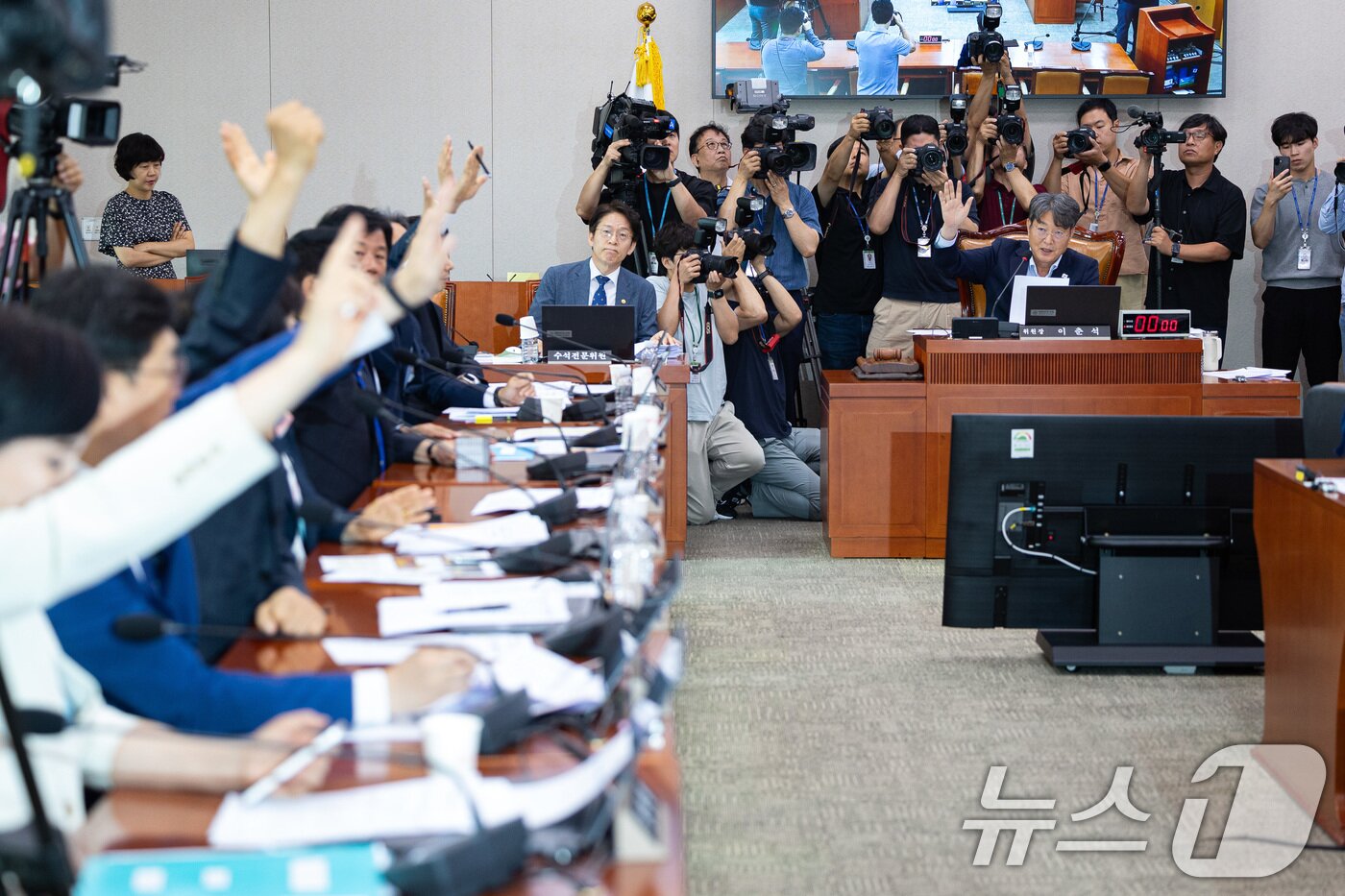 본문 이미지 - 1일 서울 여의도 국회에서 열린 제427회 국회&#40;임시회&#41; 법제사법위원회 제5차 전체회의에서 노조법&#40;노란봉투법&#41; 등이 거수표결로 통과되고 있다. 2025.8.1/뉴스1 ⓒ News1 유승관 기자