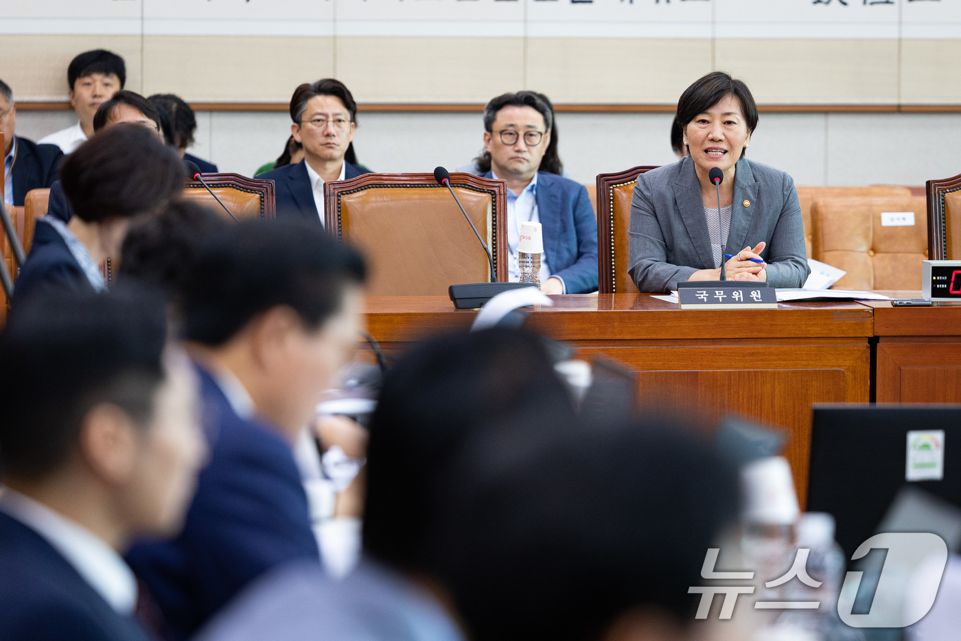 (서울=뉴스1) 유승관 기자 = 송미령 농림축산식품부 장관이 1일 서울 여의도 국회에서 열린 제427회 국회(임시회) 법제사법위원회 제5차 전체회의에 출석해 의원 질의에 답하고 있 …