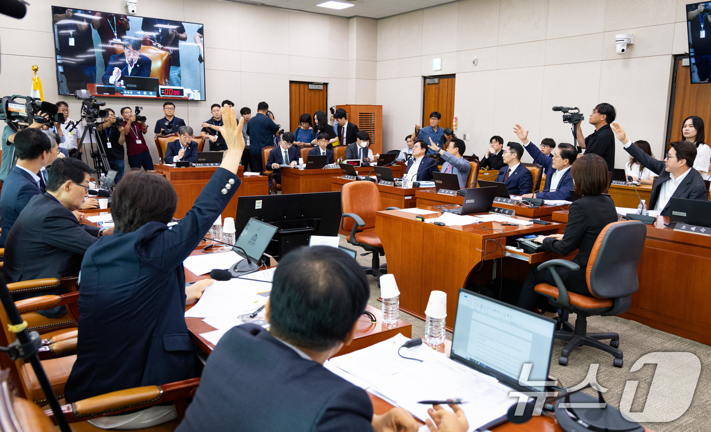 (서울=뉴스1) 유승관 기자 = 1일 서울 여의도 국회에서 열린 제427회 국회(임시회) 법제사법위원회 제5차 전체회의에서 여야 의원들이 노란봉투법 등에 대해 토론 신청을 하고 있 …