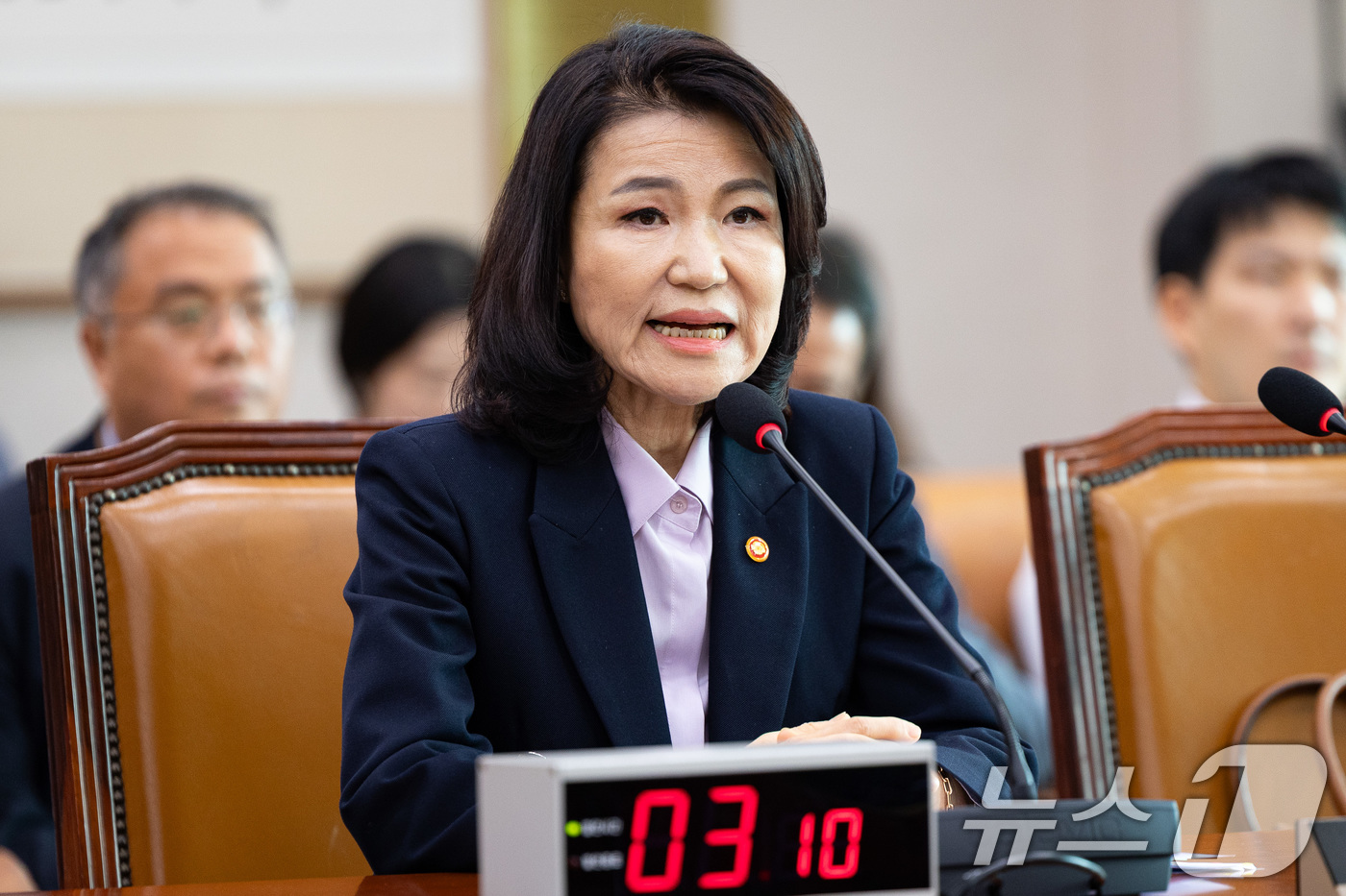 (서울=뉴스1) 유승관 기자 = 이진숙 방송통신위원장이 1일 서울 여의도 국회에서 열린 제427회 국회(임시회) 법제사법위원회 제5차 전체회의에 출석해 의원 질의에 답하고 있다. …