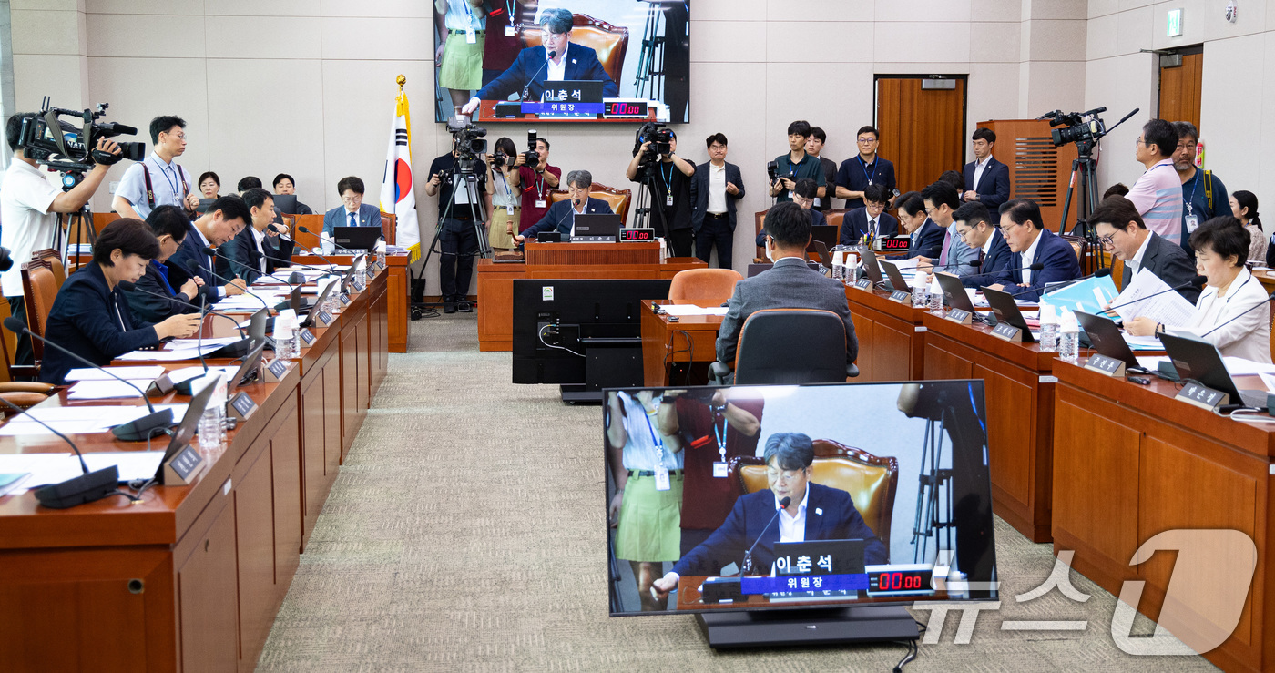 (서울=뉴스1) 유승관 기자 = 이춘석 국회 법제사법위원장이 1일 서울 여의도 국회에서 열린 제427회 국회(임시회) 법제사법위원회 제5차 전체회의에서 의사봉을 두드리고 있다. 2 …