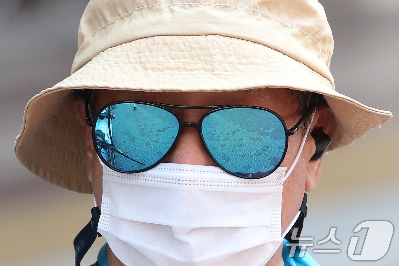 본문 이미지 - 폭염이 계속된 1일 대구 중구 동성로에서 한 시민이 선글라스로 따가운 햇볕을 가린 채 발걸음을 옮기고 있다. 2025.8.1/뉴스1 ⓒ News1 공정식 기자
