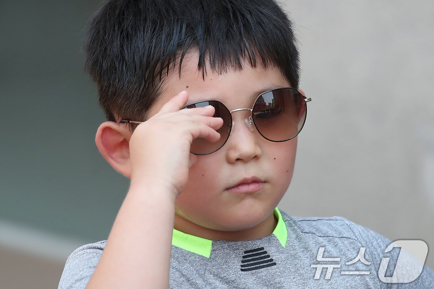 본문 이미지 - 폭염이 계속된 1일 대구 중구 동성로에서 한 어린이가 선글라스로 따가운 햇볕을 가린 채 발걸음을 옮기고 있다. 2025.8.1/뉴스1 ⓒ News1 공정식 기자