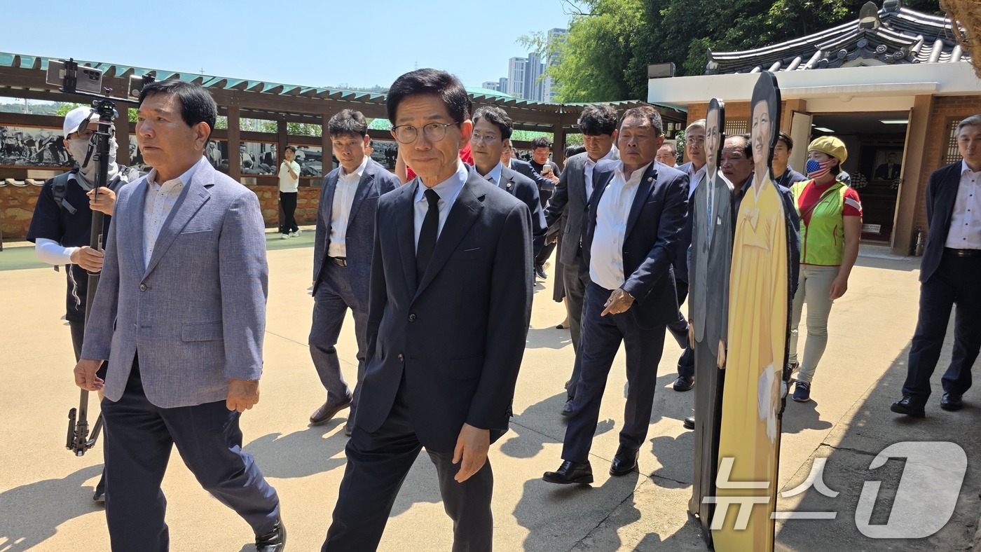 (구미=뉴스1) 정우용 기자 = 1일 경북 구미 박정희 대통령 생가를 방문한 김문수 국민의힘 당대표 후보가 생가를 둘러보고 있다. 2025.8.1/뉴스1