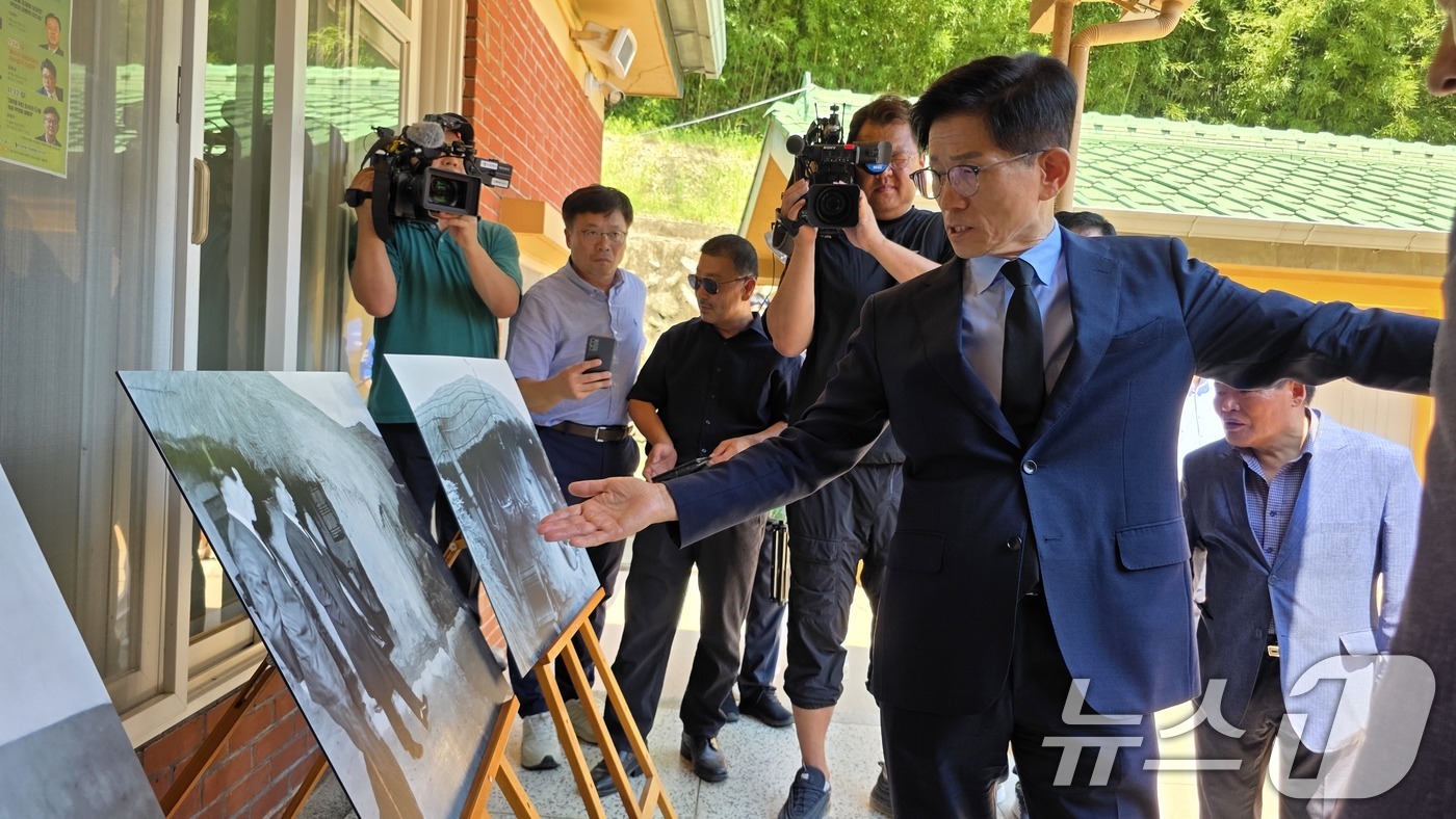 (구미=뉴스1) 정우용 기자 = 1일 경북 구미 박정희 대통령 생가를 방문한 김문수 국민의힘 당대표 후보가 생가를 둘러보고 있다. 2025.8.1/뉴스1