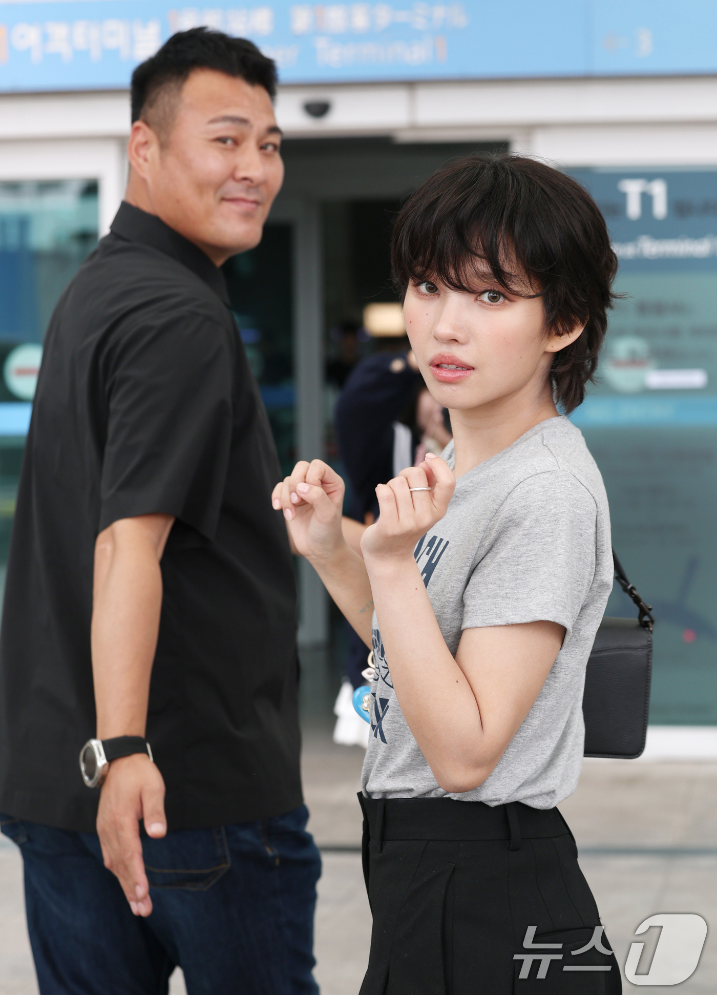 (인천공항=뉴스1) 권현진 기자 = 아이들 소연이 1일 해외 일정을 위해 인천국제공항을 통해 미국 LA로 출국하고 있다. 2025.8.1/뉴스1