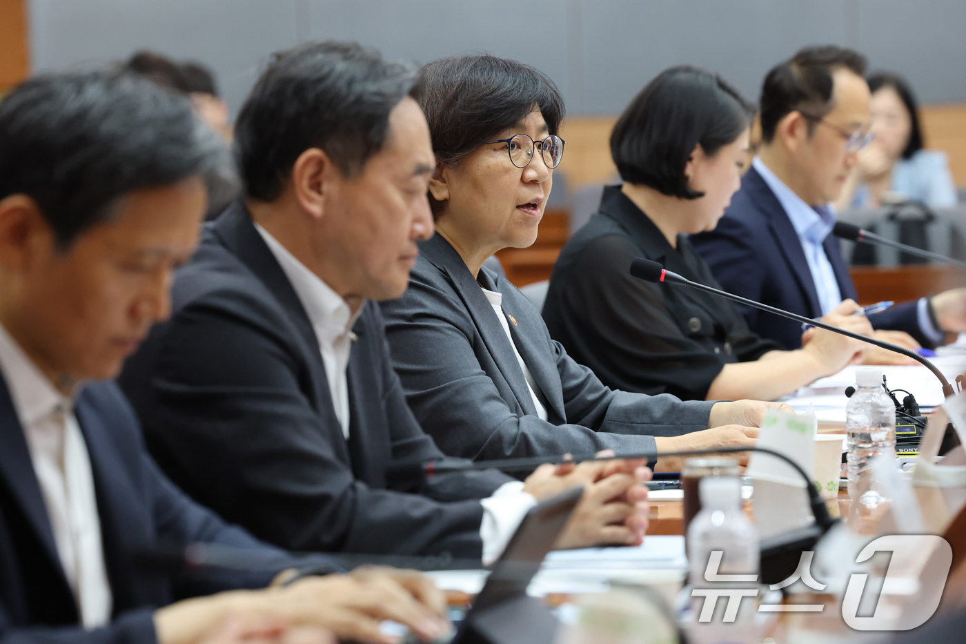 (서울=뉴스1) 임세영 기자 = 정은경 보건복지부 장관이 1일 서울 종로구 정부서울청사 별관 국제회의장에서 열린 제5차 국민연금기금운용위원회 회의에서 모두발언을 하고 있다. 202 …