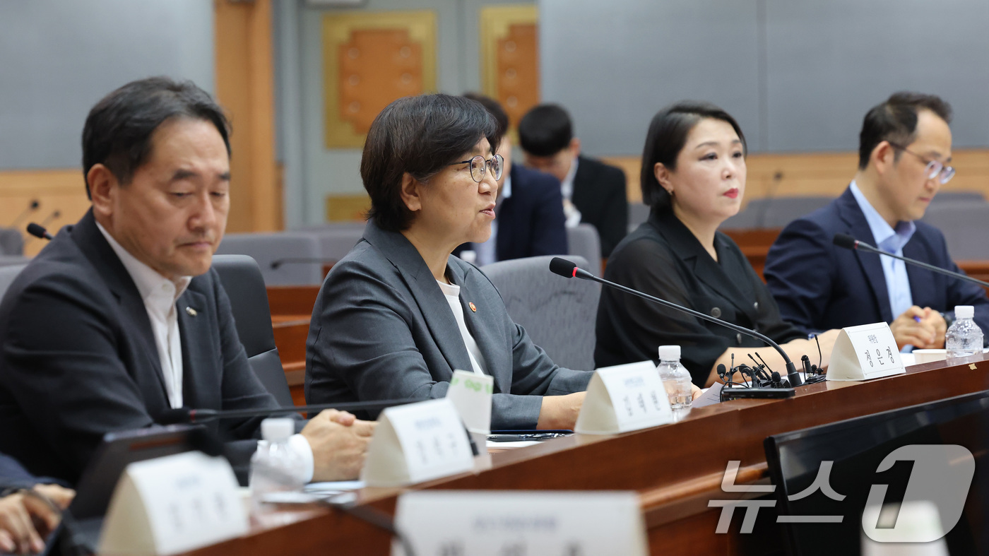 (서울=뉴스1) 임세영 기자 = 정은경 보건복지부 장관이 1일 서울 종로구 정부서울청사 별관 국제회의장에서 열린 제5차 국민연금기금운용위원회 회의에서 모두발언을 하고 있다. 202 …