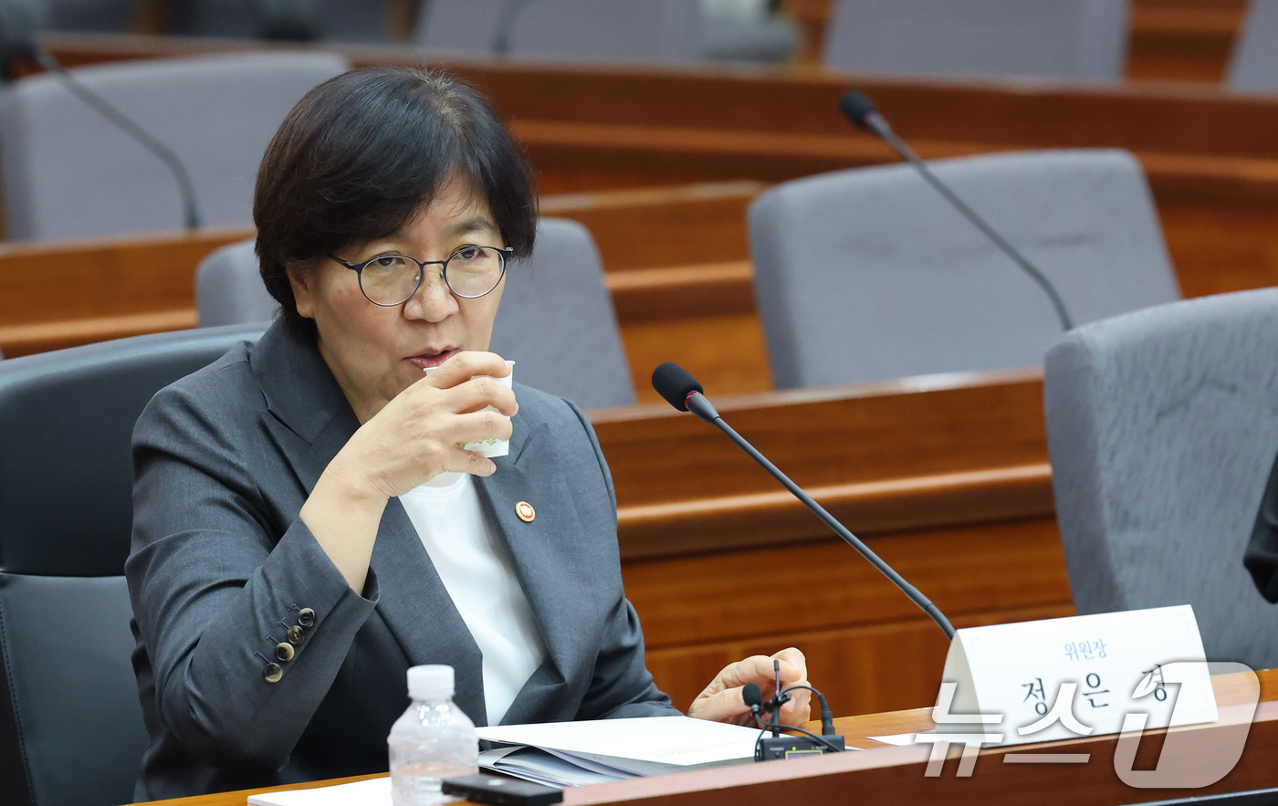 (서울=뉴스1) 임세영 기자 = 정은경 보건복지부 장관이 1일 서울 종로구 정부서울청사 별관 국제회의장에서 열린 제5차 국민연금기금운용위원회 회의에서 물을 마시고 있다. 2025. …