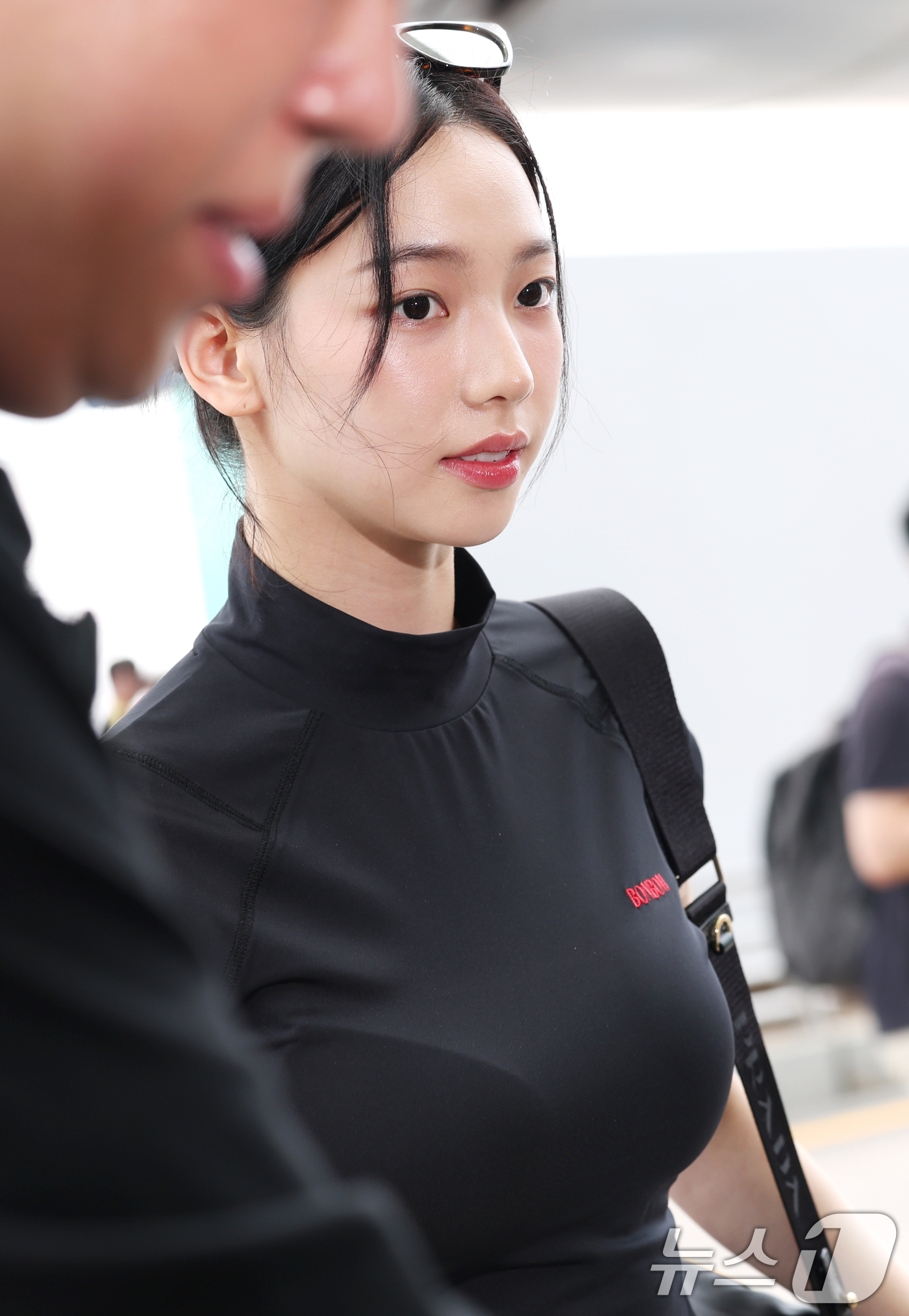 (인천공항=뉴스1) 권현진 기자 = 에스파 카리나가 1일 오전 해외 일정을 위해 인천국제공항을 통해 미국 LA로 출국하고 있다. 2025.8.1/뉴스1