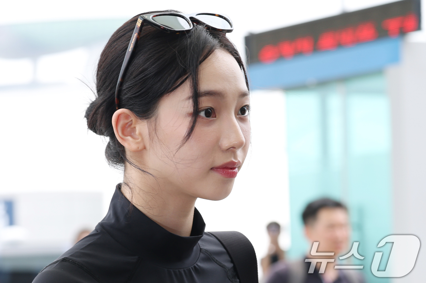 (인천공항=뉴스1) 권현진 기자 = 에스파 카리나가 1일 오전 해외 일정을 위해 인천국제공항을 통해 미국 LA로 출국하고 있다.  2025.8.1/뉴스1