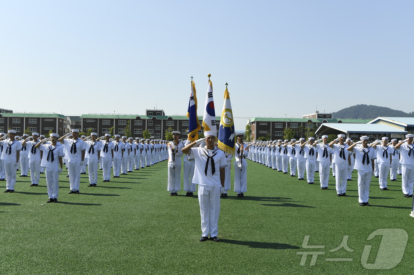 (창원=뉴스1) 윤일지 기자 = 1일 경남 창원 진해구 해군교육사령부 기초군사교육단 연병장에서 열린 해군병 715기 수료식에서 해군병들이 경례를 하고 있다. (해군교육사령부 제공. …