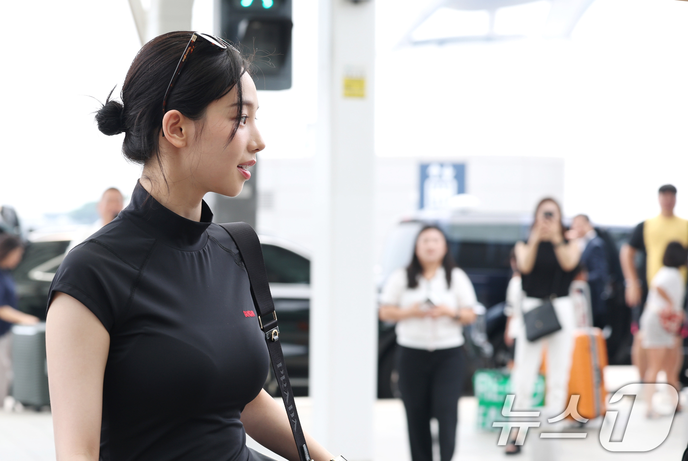 (인천공항=뉴스1) 권현진 기자 = 에스파 카리나가 1일 해외 일정을 위해 인천국제공항을 통해 미국 LA로 출국하고 있다.  2025.8.1/뉴스1