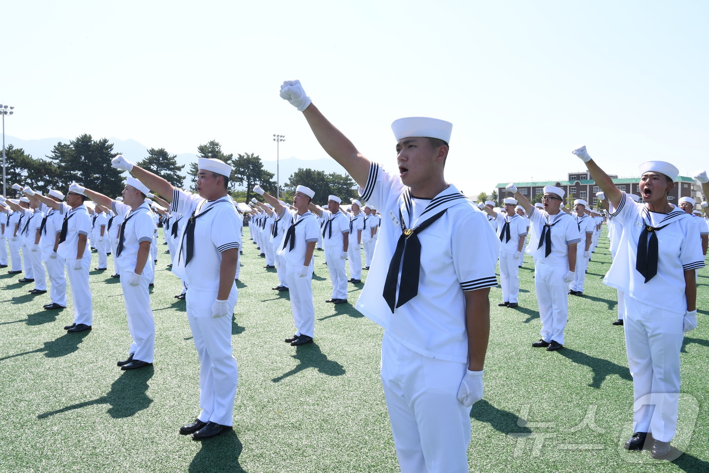 (창원=뉴스1) 윤일지 기자 = 1일 경남 창원 진해구 해군교육사령부 기초군사교육단 연병장에서 열린 해군병 715기 수료식에서 해군병들이 힘차게 구호를 외치고 있다. (해군교육사령 …