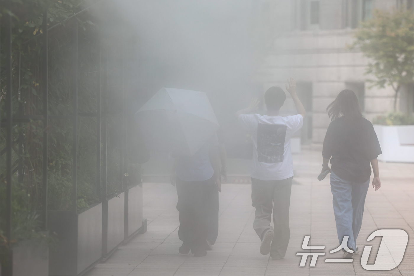 (서울=뉴스1) 김도우 기자 = 무더위가 이어진 1일 시민들이 서울 중구 서울시청 앞 쿨링포그를 지나고 있다. 2025.8.1/뉴스1