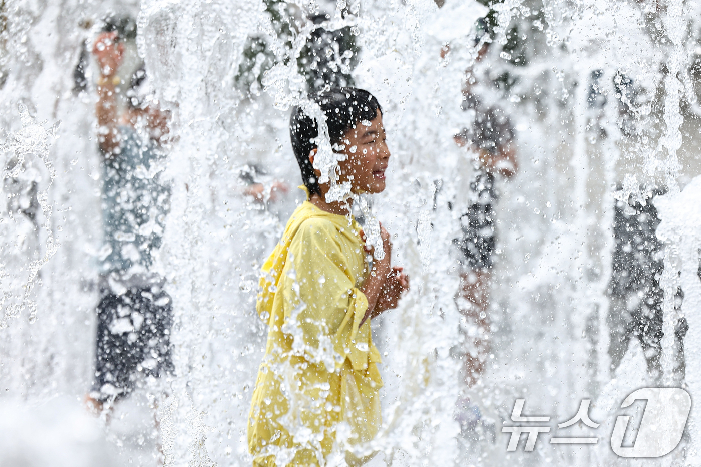 (서울=뉴스1) 김도우 기자 = 무더위가 이어진 1일 서울 종로구 광화문광장 바닥분수에서 어린이들이 물놀이하며 더위를 식히고 있다. 2025.8.1/뉴스1