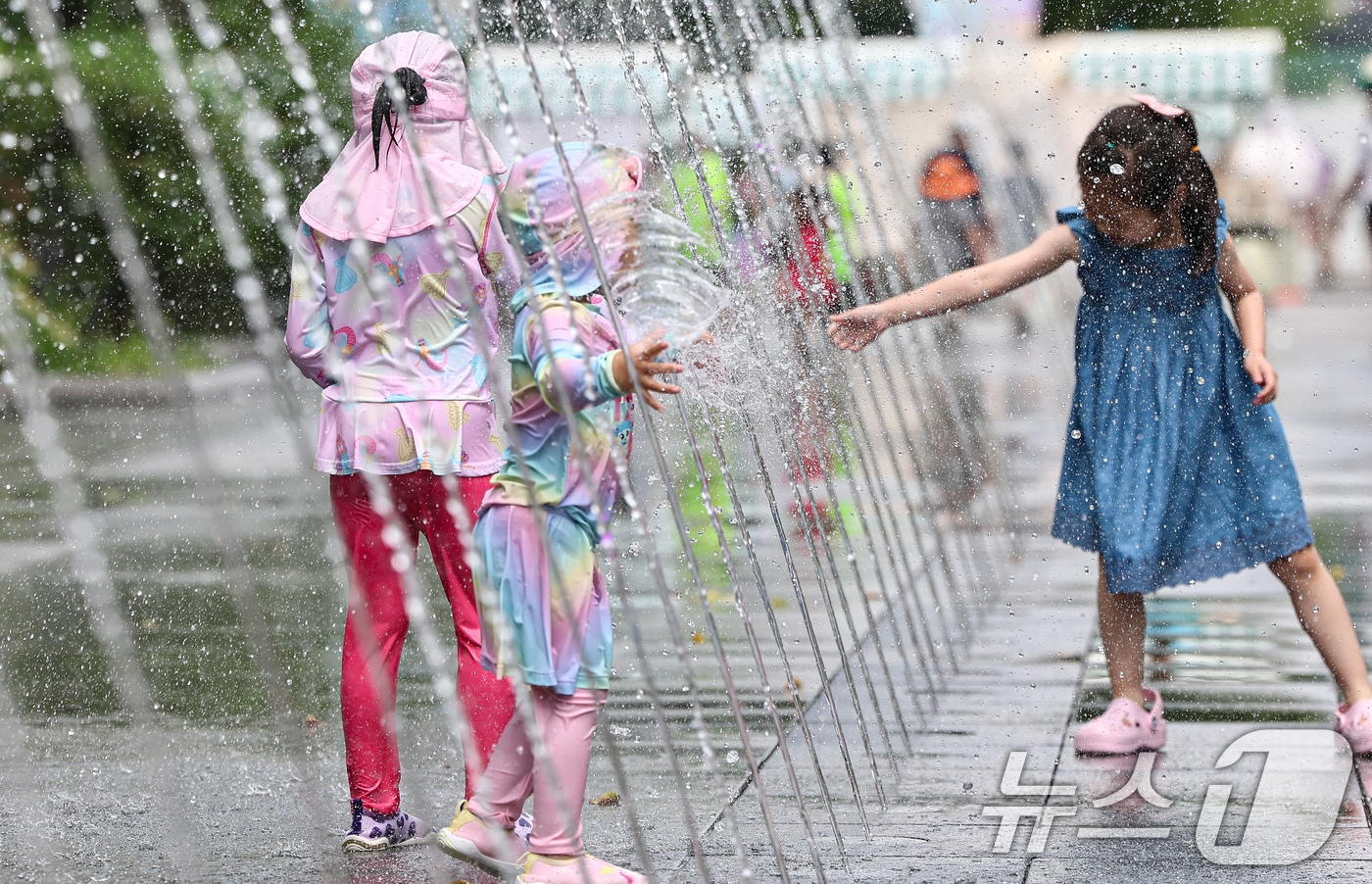 (서울=뉴스1) 김도우 기자 = 무더위가 이어진 1일 서울 종로구 광화문광장 바닥분수에서 어린이들이 물놀이하며 더위를 식히고 있다. 2025.8.1/뉴스1