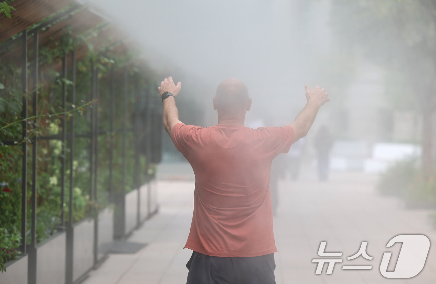 (서울=뉴스1) 김도우 기자 = 무더위가 이어진 1일 시민들이 서울 중구 서울시청 앞 쿨링포그를 지나고 있다. 2025.8.1/뉴스1