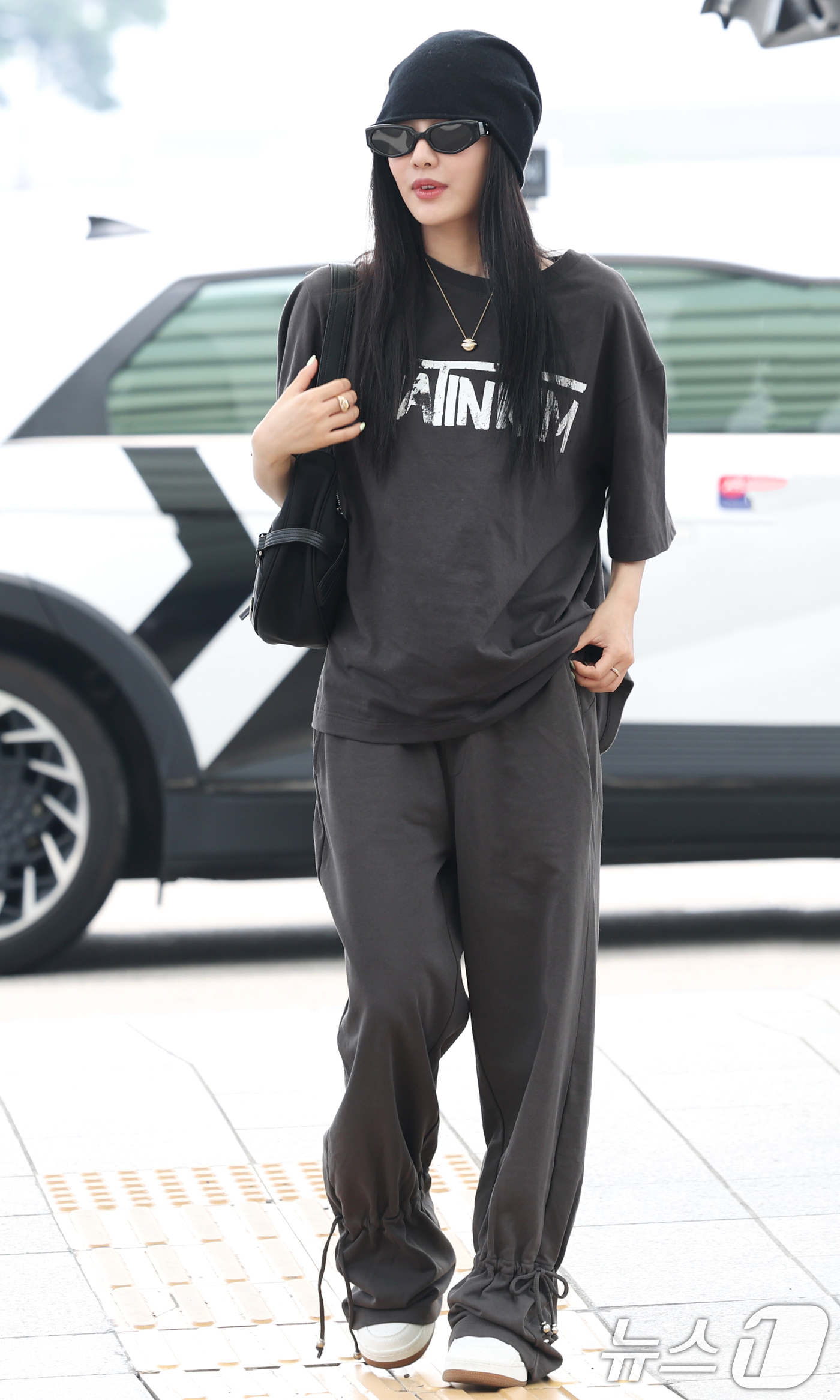 (인천공항=뉴스1) 권현진 기자 = 에스파 닝닝이 1일 해외 일정을 위해 인천국제공항을 통해 미국 LA로 출국하고 있다.  2025.8.1/뉴스1