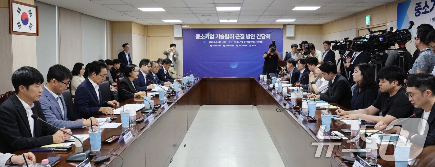 본문 이미지 - 한성숙 중소벤처기업부 장관이 1일 오후 서울 중구 대·중소기업·농어업협력재단 대회의실에서 열린 중소기업 기술탈취 근절 방안 마련을 위한 간담회에서 인사말을 하고 있다. 이번 간담회는 중기부, 공정거래위원회, 특허청, 중소기업 대표, 전문가 등이 중소기업 기술탈취 현황을 진단하고 해법을 모색하기 위해 마련됐다. 2025.8.1/뉴스1 ⓒ News1 박지혜 기자