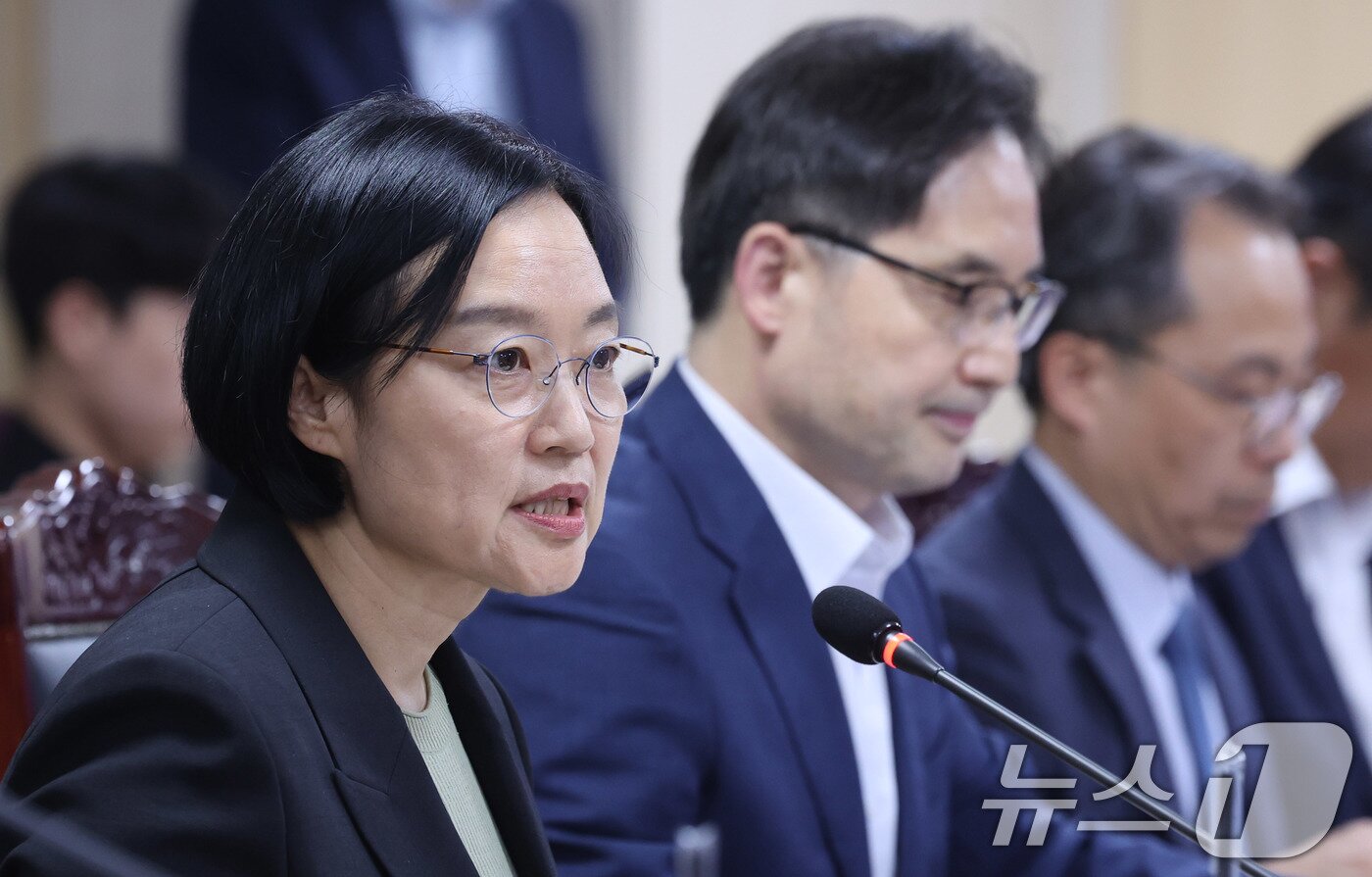 본문 이미지 - 한성숙 중소벤처기업부 장관이 1일 오후 서울 중구 대·중소기업·농어업협력재단 대회의실에서 열린 중소기업 기술탈취 근절 방안 마련을 위한 간담회에서 인사말을 하고 있다. 이번 간담회는 중기부, 공정거래위원회, 특허청, 중소기업 대표, 전문가 등이 중소기업 기술탈취 현황을 진단하고 해법을 모색하기 위해 마련됐다. 2025.8.1/뉴스1 ⓒ News1 박지혜 기자