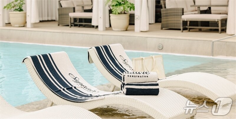 본문 이미지 - 켄싱턴 비치백과 비치타월&#40;여의도 켄싱턴 제공&#41;