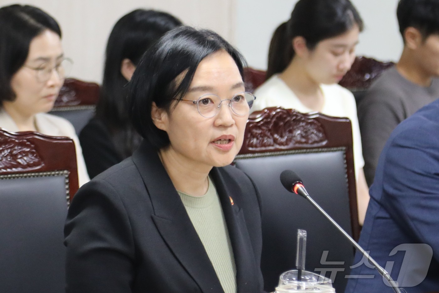 (서울=뉴스1) 송송이 기자 = 한성숙 중소벤처기업부 장관이 1일 오후 서울 중구 대·중소기업·농어업협력재단에서 열린 \'중소기업 기술탈취 근절 방안 마련을 위한 간담회\'에서 발 …