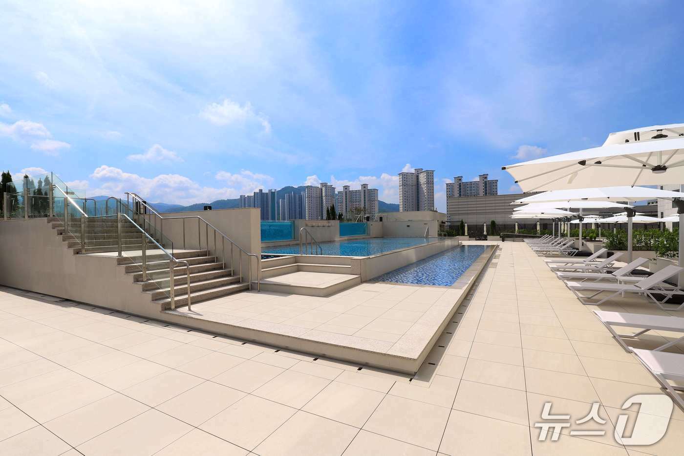 본문 이미지 - 솔레아도 인피니티 풀 전경&#40;엔포드 호텔 제공&#41;