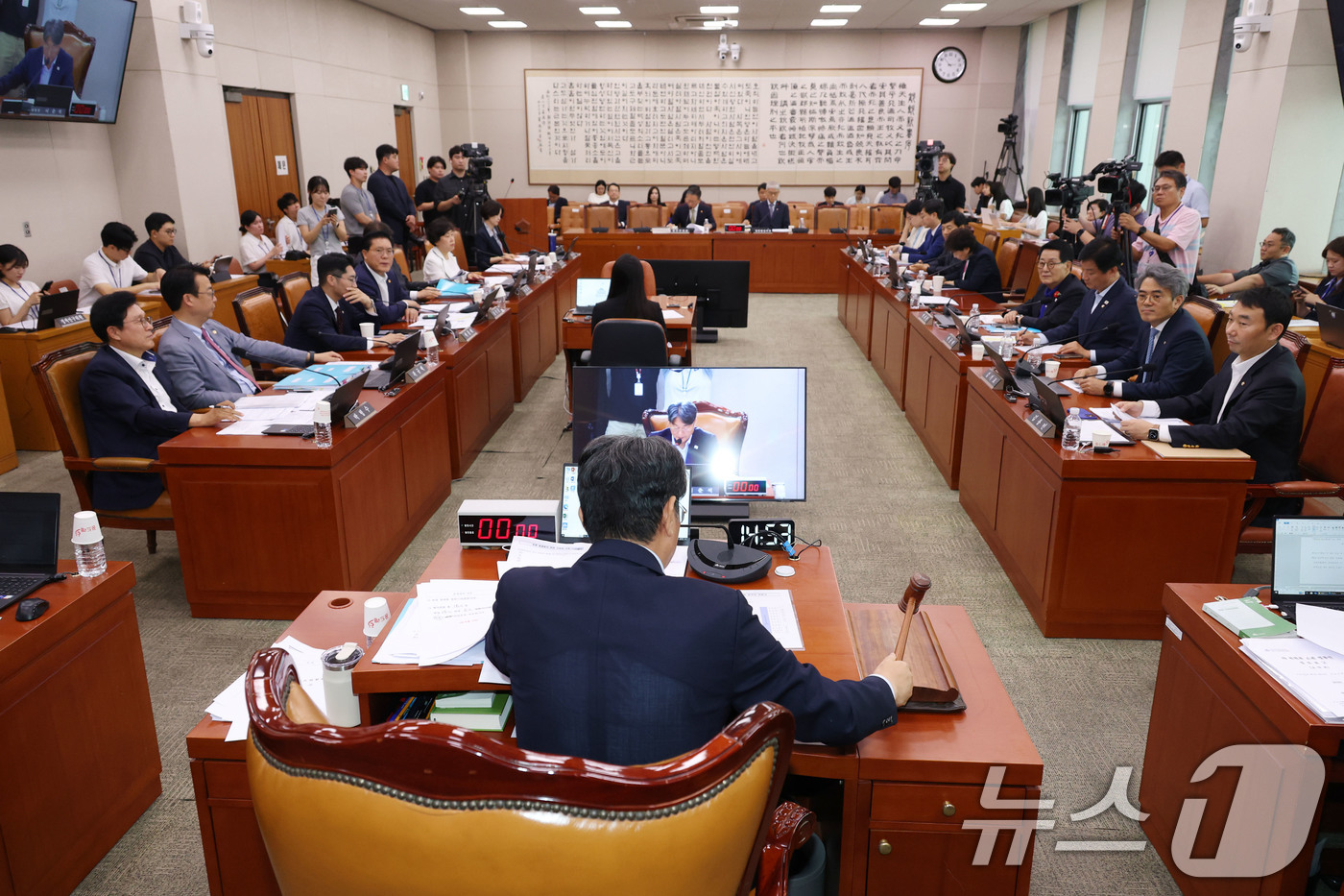 (서울=뉴스1) 이광호 기자 = 이춘석 국회 법사위원장이 1일 오후 서울 여의도 국회에서 열린 법제사법위원회 전체회의에서 집중투표제를 의무화하고 감사위원 분리 선출을 확대하는 내용 …